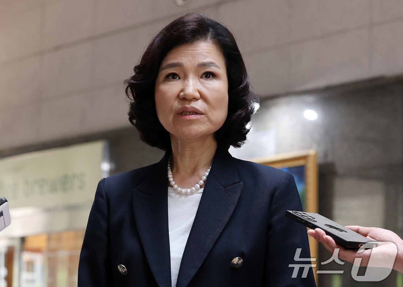 (서울=뉴스1) 박세연 기자 = 이진숙 방통위원장이 21일 서울 송파구 한국인터넷진흥원 서울청사에서 열린 SKT 해킹 관련 이통사 점검회의에 참석하며 취재진 질문에 답하고 있다. …