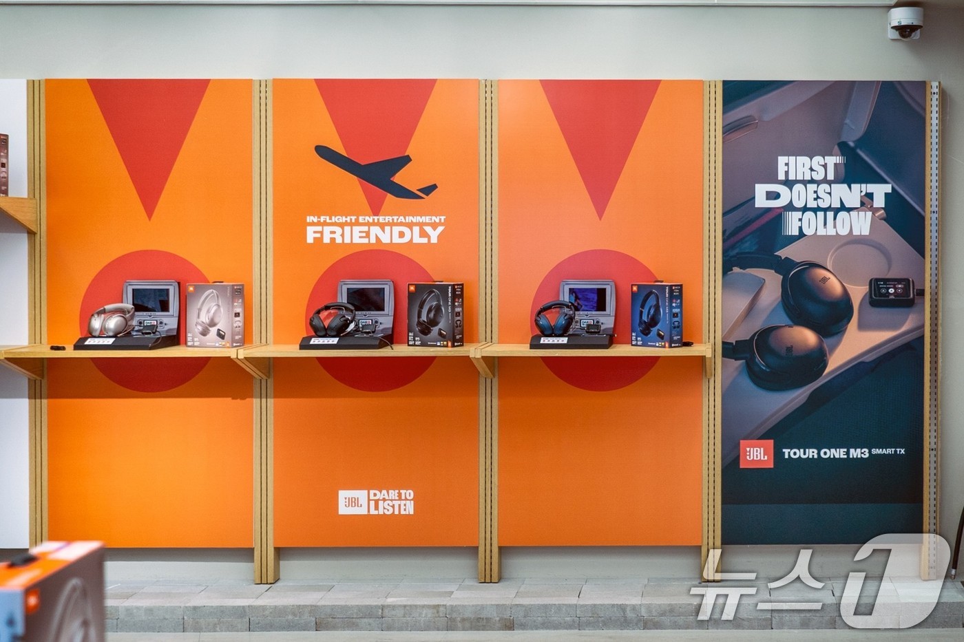 (서울=뉴스1) = JBL 브랜드가 21일 서울 성동구에 위치한 큐레이션 쇼룸 이구성수에서 JBL 신제품 발표 및 체험 행사를 개최했다고 밝혔다.사진은 업계 최초의 오디오 트랜스미 …