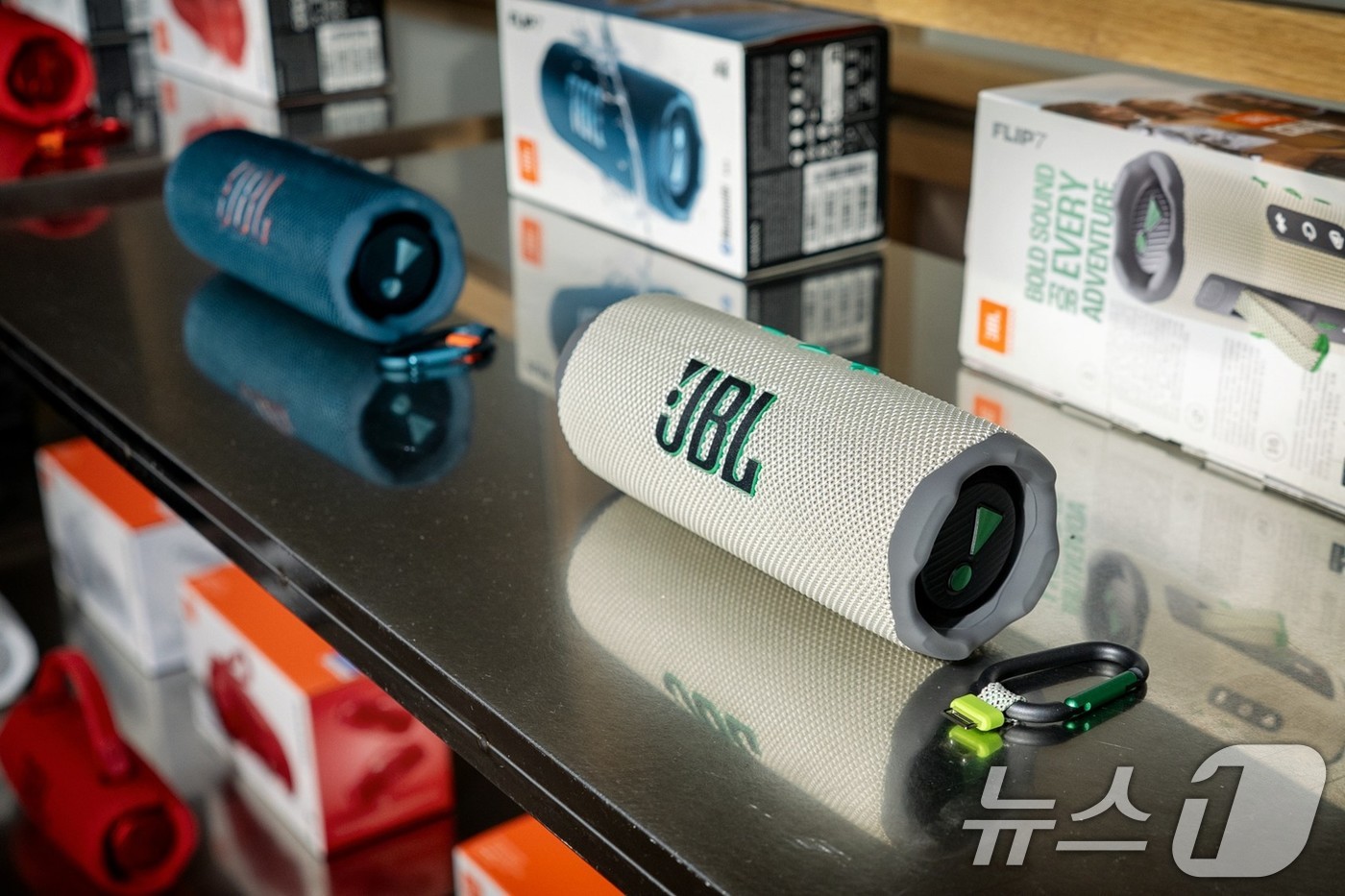 (서울=뉴스1) = JBL 브랜드가 21일 서울 성동구에 위치한 큐레이션 쇼룸 이구성수에서 JBL 신제품 발표 및 체험 행사를 개최했다고 밝혔다.사진은 AI사운드 부스트 기술과 강 …