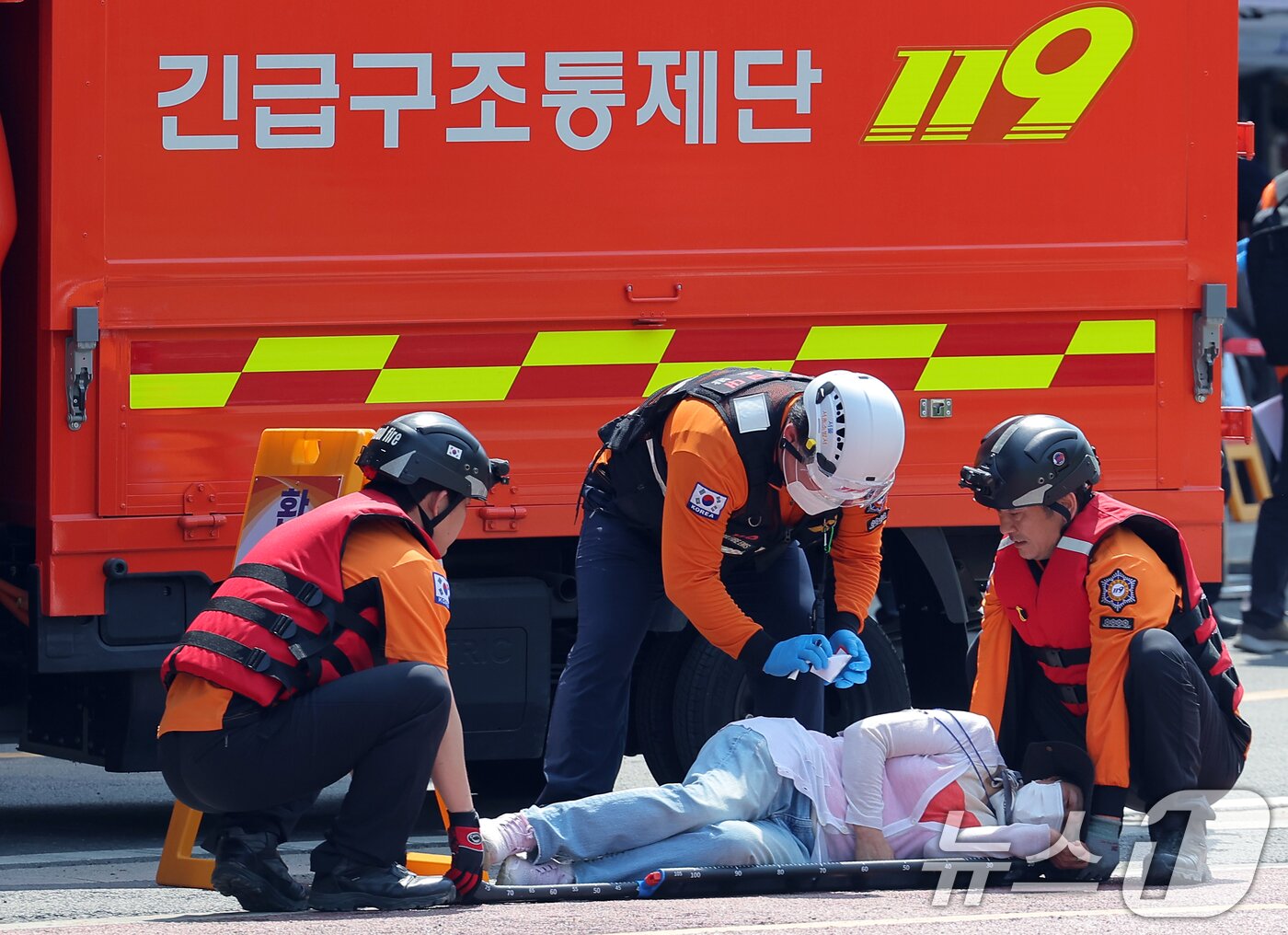 본문 이미지 - 서초소방서 대원 등이 21일 오후 서울시 서초구 양재천과 여의천 합수부에서 열린 풍수해 대비 안전한국 및 긴급구조 종합훈련에서 부상자를 구조하고 있다. 2025.5.21/뉴스1 ⓒ News1 박정호 기자