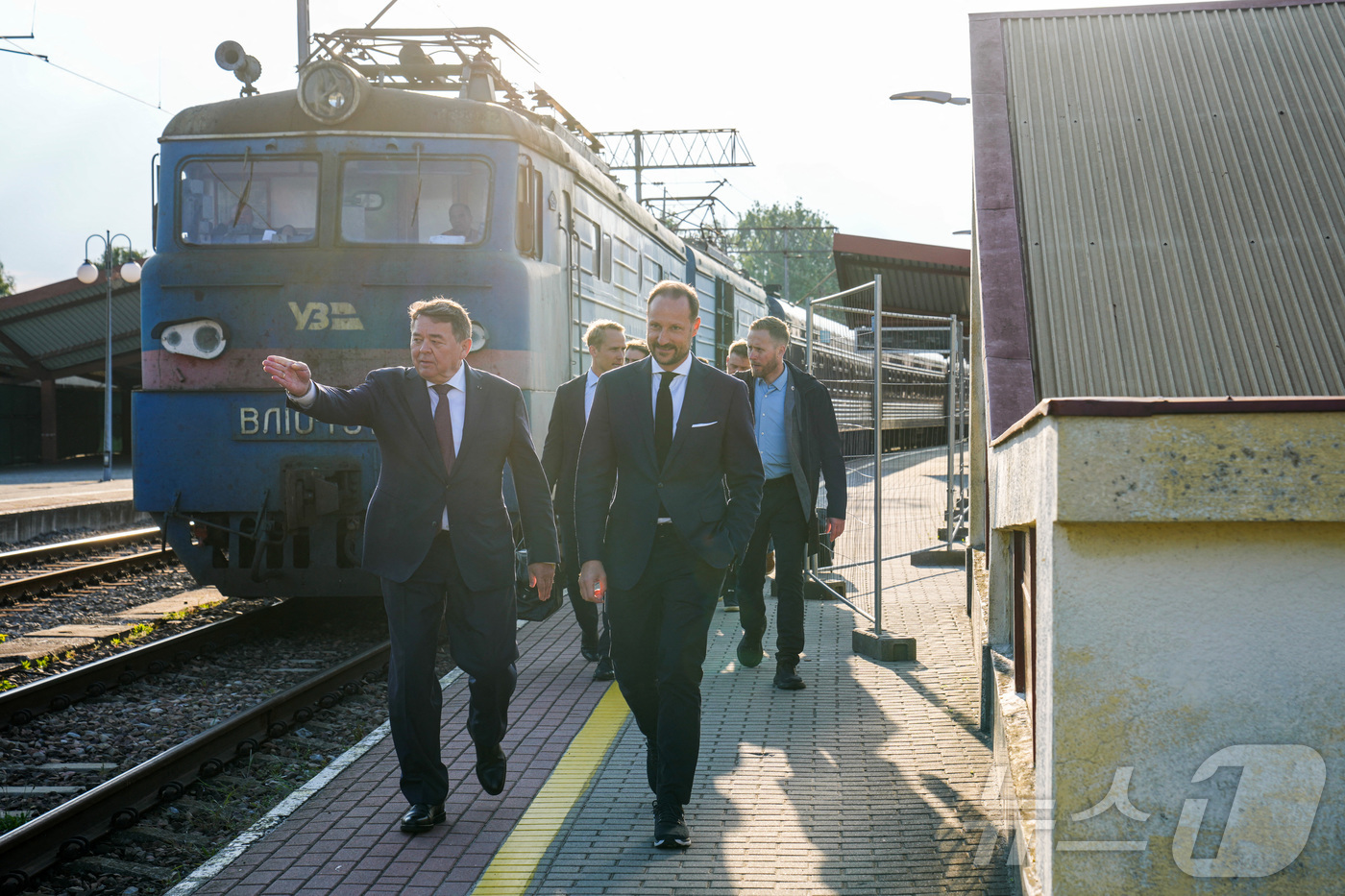 (폴란드 프제미슬 로이터=뉴스1) 신기림 기자 = 하콘 노르웨이 왕세자가 20일(현지시간) 우크라이나 방문을 마치고 폴란드 국경 도시 프제미슬의 기차역에 도착해 오이슈타인 보에 폴 …