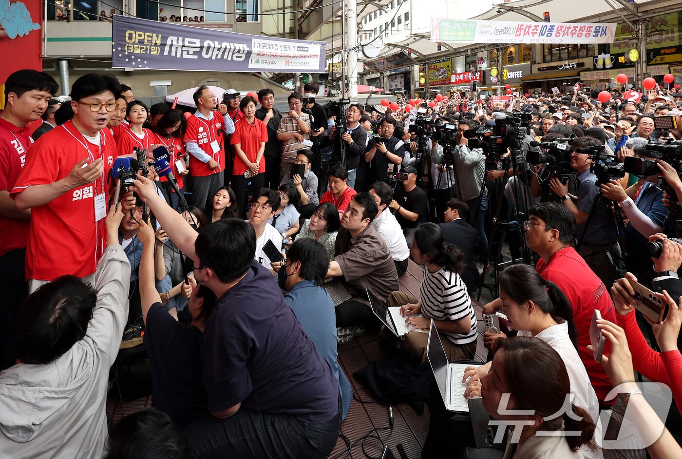 본문 이미지 - 한동훈 국민의힘 전 대표가 21일 오후 대구 중구 서문시장을 찾아 김문수 국민의힘 대통령 후보 지원 유세에 나서 취재진 질문에 답하고 있다. 2025.5.21/뉴스1 ⓒ News1 공정식 기자