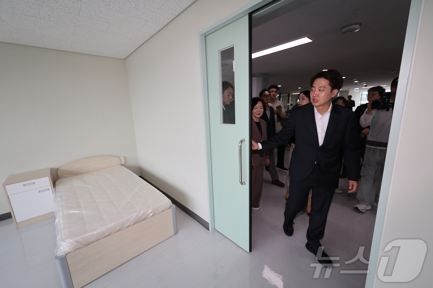 (성남=뉴스1) 김진환 기자 = 이준석 개혁신당 대통령 후보가 21일 오후 경기 성남시 성남의료원을 방문해 병실을 둘러보고 있다.(공동취재) 2025.5.21/뉴스1