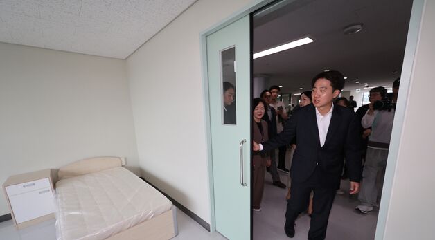 성남시의료원 병실 둘러보는 이준석 후보