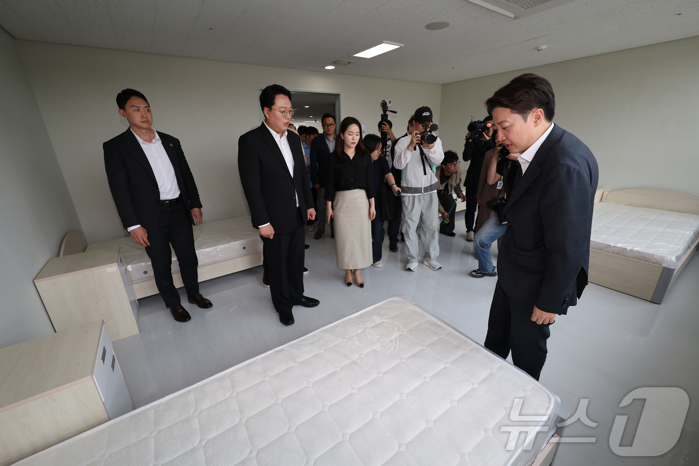 (성남=뉴스1) 김진환 기자 = 이준석 개혁신당 대통령 후보와 천하람 상임선거대책위원장, 이주영 공동선대위원장이 21일 오후 경기 성남시 성남의료원을 방문해 병실을 둘러보고 있다. …