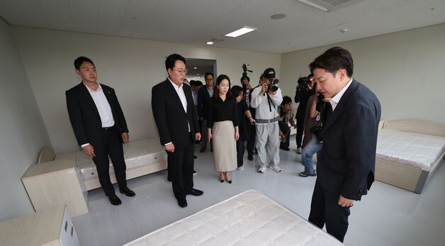 성남시의료원 병실 둘러보는 이준석 후보
