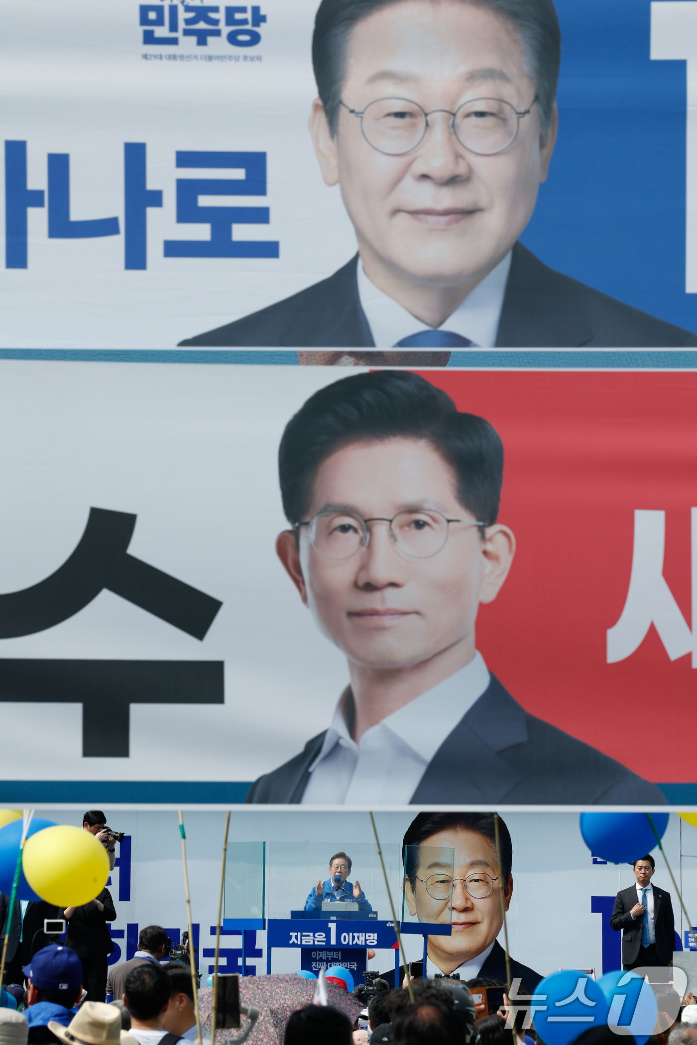 (인천=뉴스1) 안은나 기자 = 이재명 더불어민주당 대통령 후보가 사흘째 수도권 표심잡기에 나선 21일 오후 인천 부평역 광장을 찾아 지지를 호소하는 가운데 이 후보와 김문수 국민 …