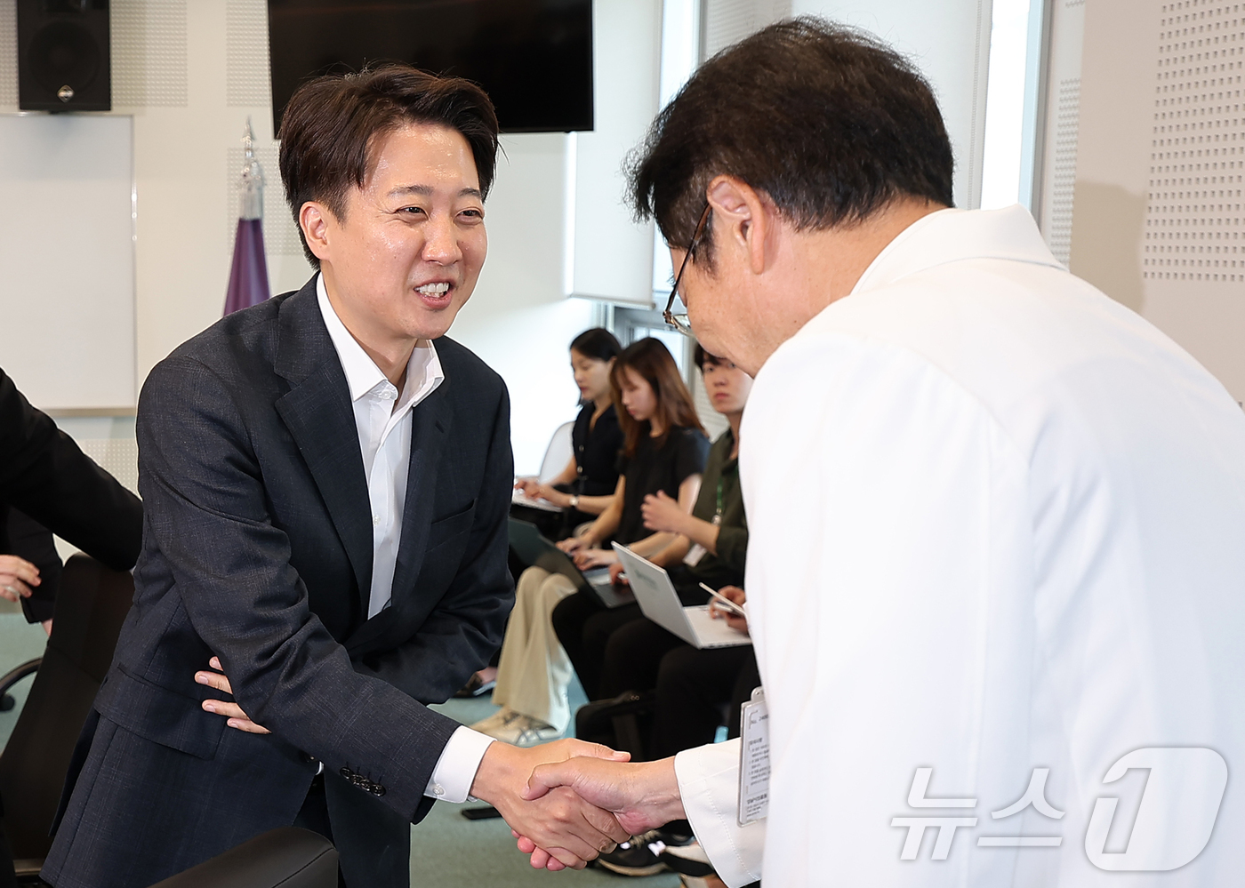 (성남=뉴스1) 김진환 기자 = 이준석 개혁신당 대통령 후보가 21일 오후 경기 성남시 성남의료원에서 한호성 성남시의료원장과 악수를 하고 있다. 2025.5.21/뉴스1