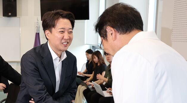 한호성 성남시의료원장과 악수하는 이준석 후보