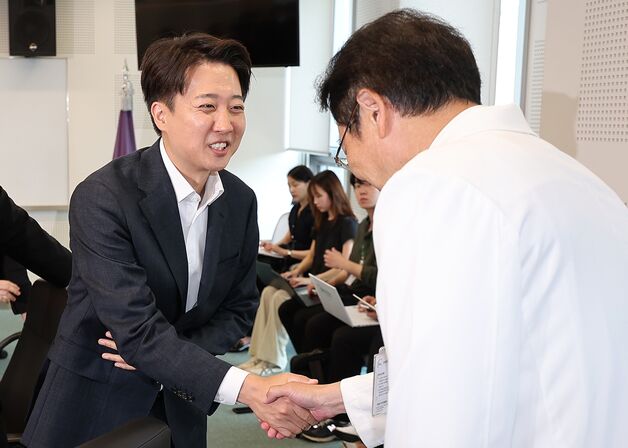 성남의료원 찾은 이준석 "이재명 치적쌓기…공공의료원 확대 위험"