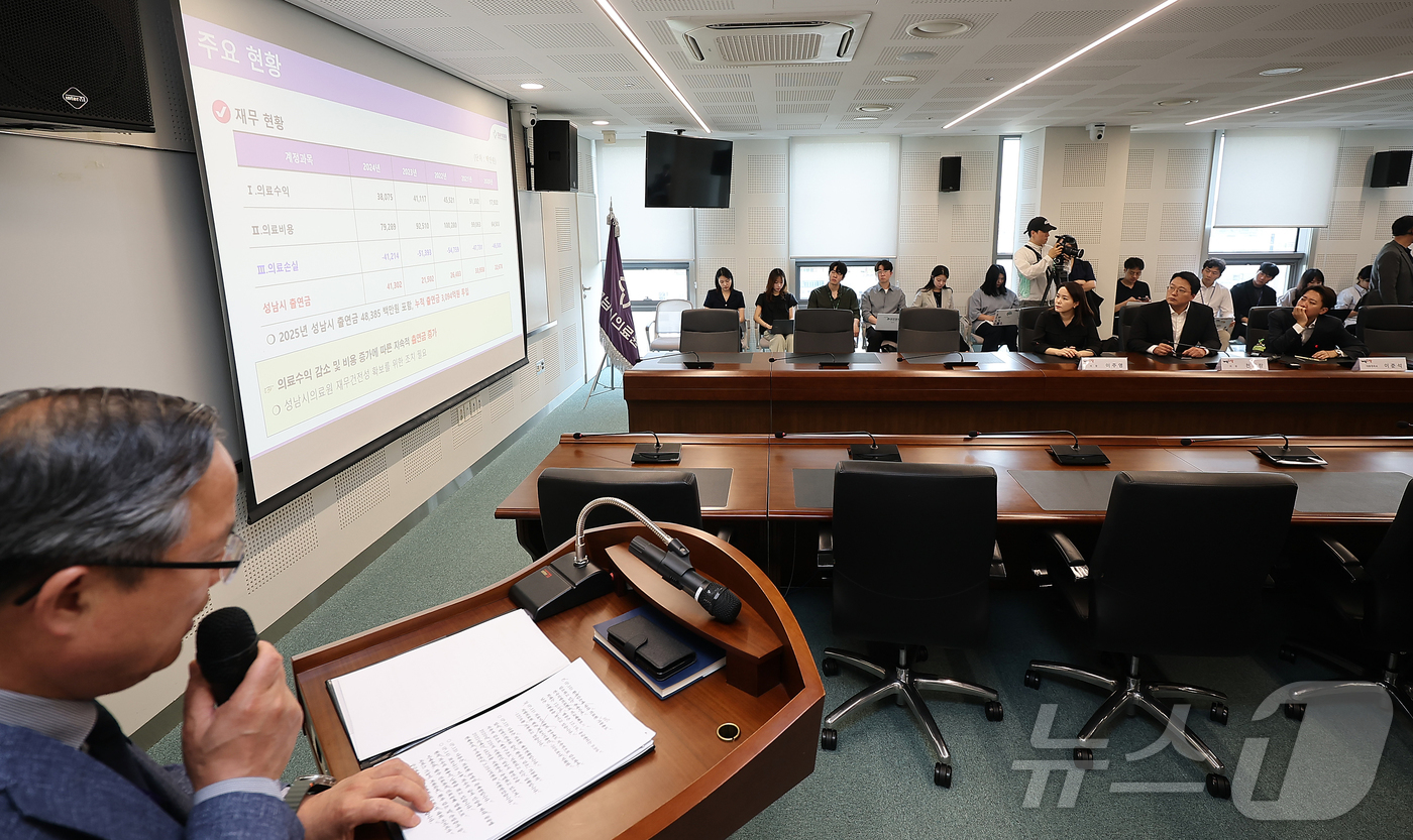 (성남=뉴스1) 김진환 기자 = 이준석 개혁신당 대통령 후보와 천하람 상임선거대책위원장, 이주영 공동선대위원장이 21일 오후 경기 성남시 성남의료원을 방문해 병원 주요 현황에 대한 …