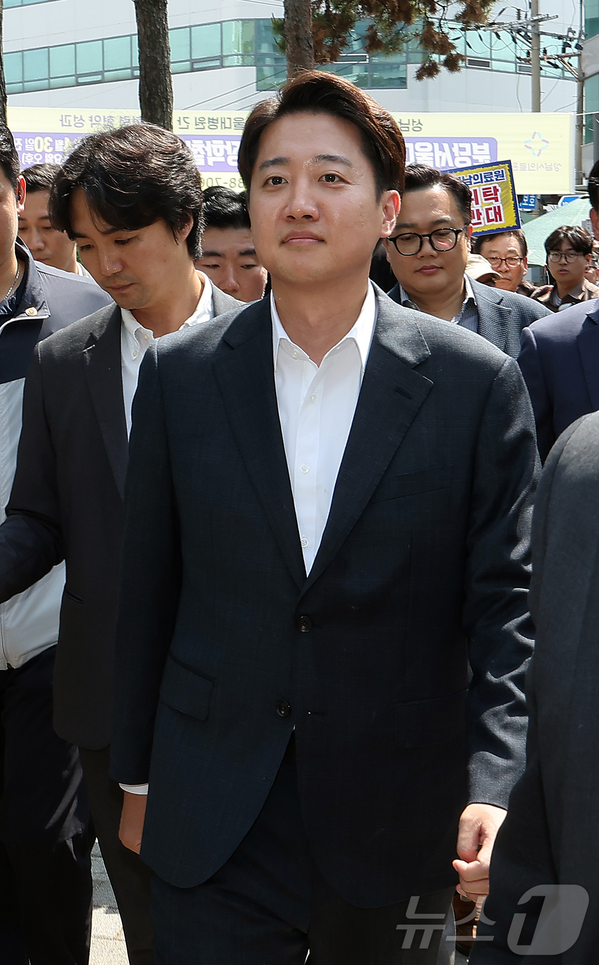 (성남=뉴스1) 김진환 기자 = 이준석 개혁신당 대통령 후보가 21일 오후 경기 성남의료원에서 시민단체 회원들의 항의를 받으며 들어서고 있다. 2025.5.21/뉴스1