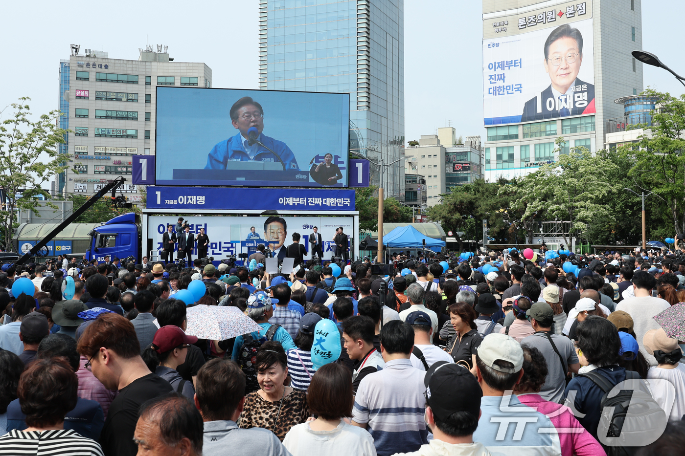 (인천=뉴스1) 안은나 기자 = 이재명 더불어민주당 대통령 후보가 사흘째 수도권 표심잡기에 나선 21일 오후 인천 부평역 광장을 찾아 지지를 호소하고 있다. 2025.5.21/뉴스 …