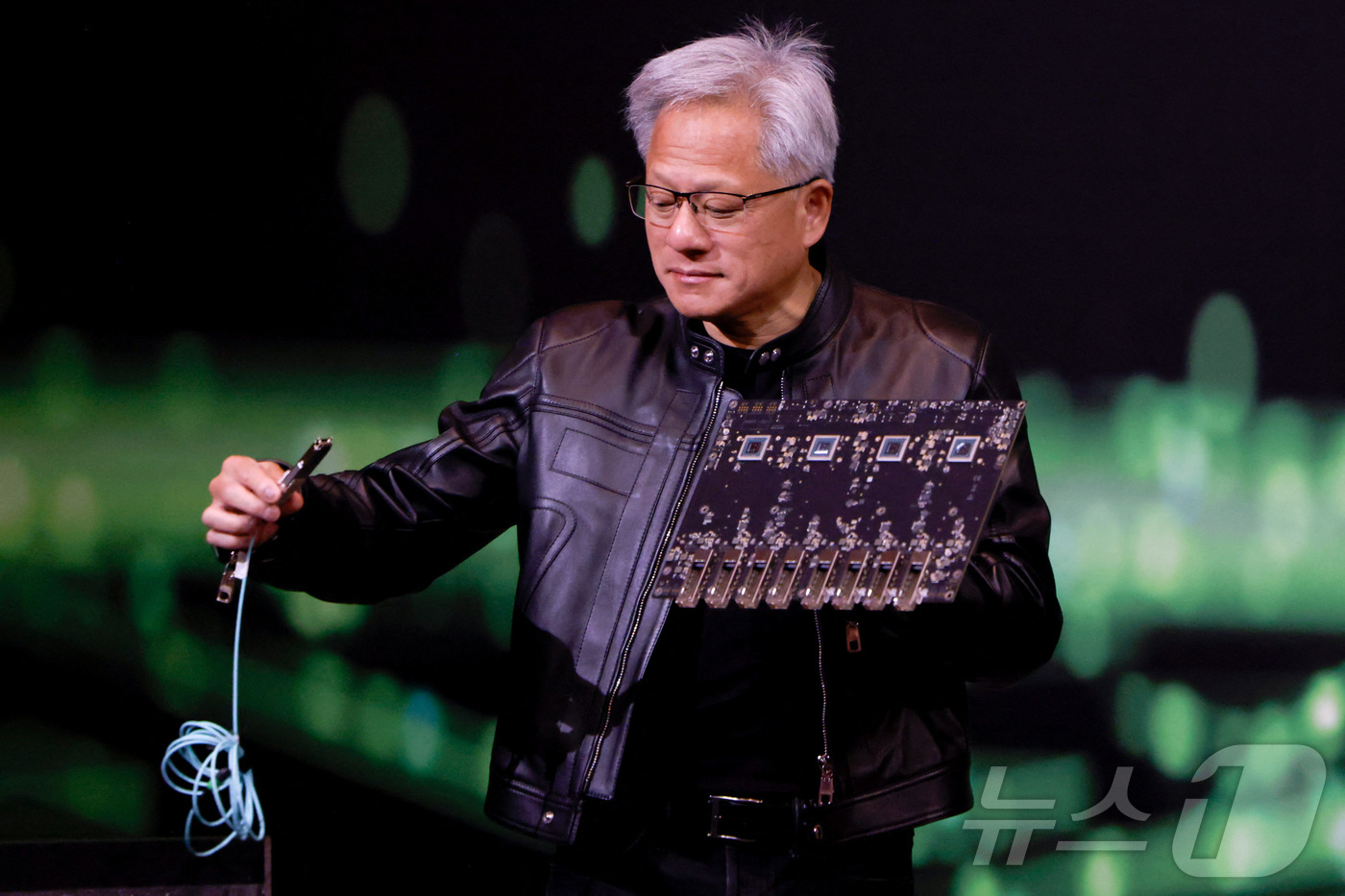 (대만 타이베이 로이터=뉴스1) 신기림 기자 = 젠슨 황 엔비디아 최고경영자(CEO)가 21일 대만 타이베이에서 열린 컴퓨텍스의 언론 행사에 참석하고 있다. 이날 황 CEO는 미국 …