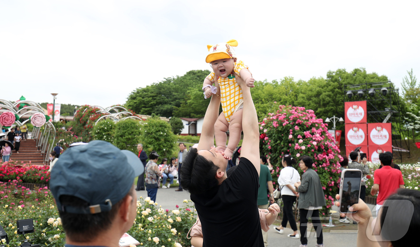 (울산=뉴스1) 김지혜 기자 = 21일 울산대공원 장미원에서 열린 울산대공원 장미축제를 찾은 시민들이 축제를 만끽하고 있다.오는 25일까지 열리는 이번 축제는 300만 송이 장미와 …