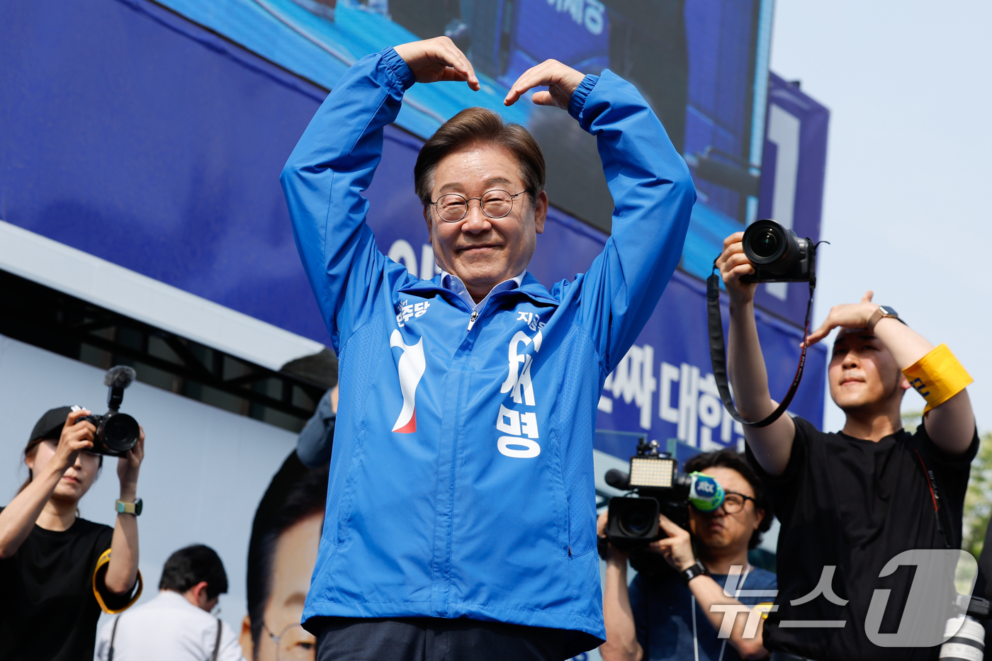 (인천=뉴스1) 안은나 기자 = 이재명 더불어민주당 대통령 후보가 사흘째 수도권 표심잡기에 나선 21일 오후 인천 부평역 광장을 찾아 유세를 마친 뒤 인사하고 있다. 2025.5. …