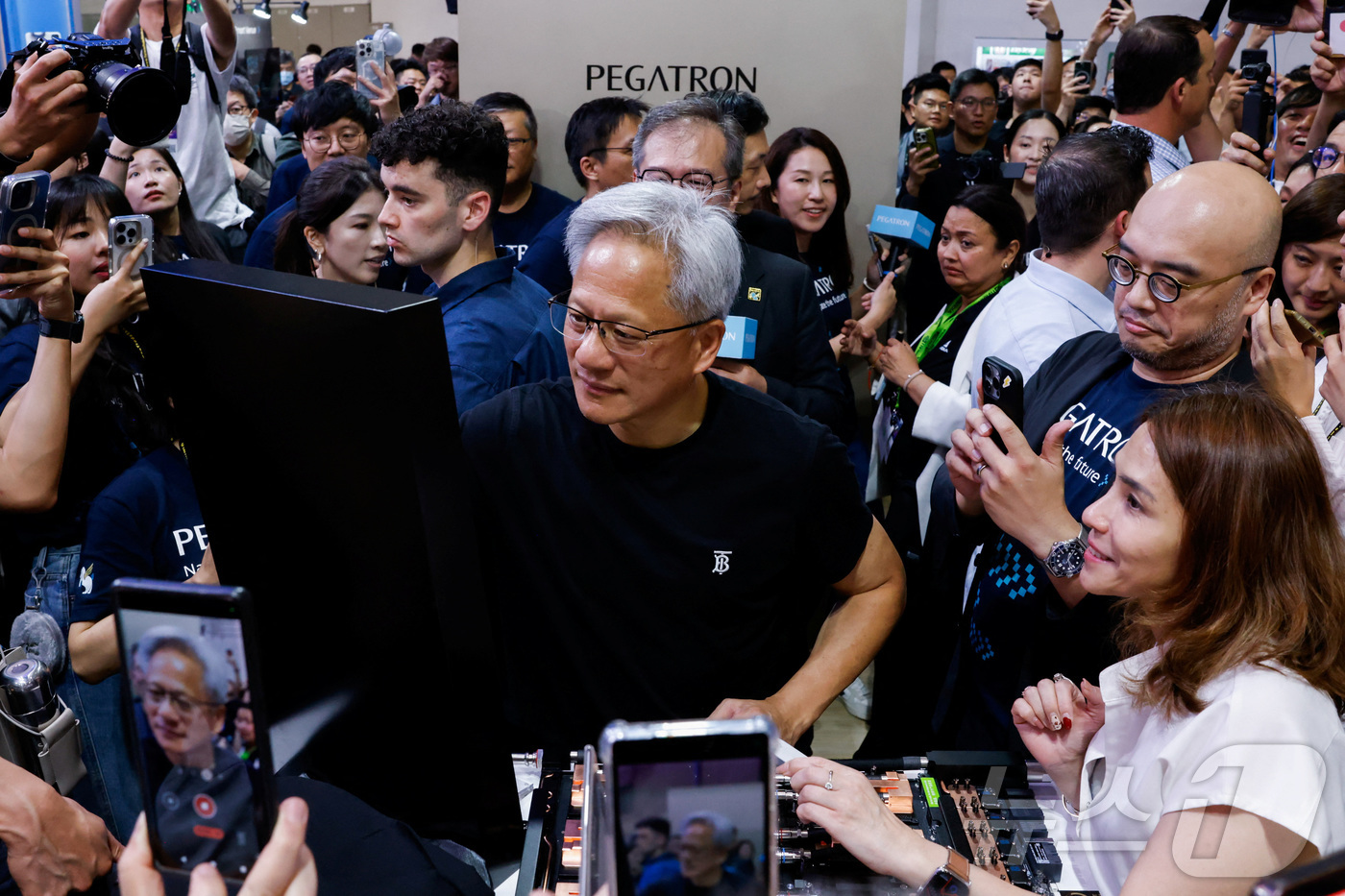 (타이페이 로이터=뉴스1) 박우영 기자 = [포토] 대만 콤퓨텍스에 참석한 젠슨 황 엔비디아 CEO. 2025. 5. 21ⓒ 로이터=뉴스1