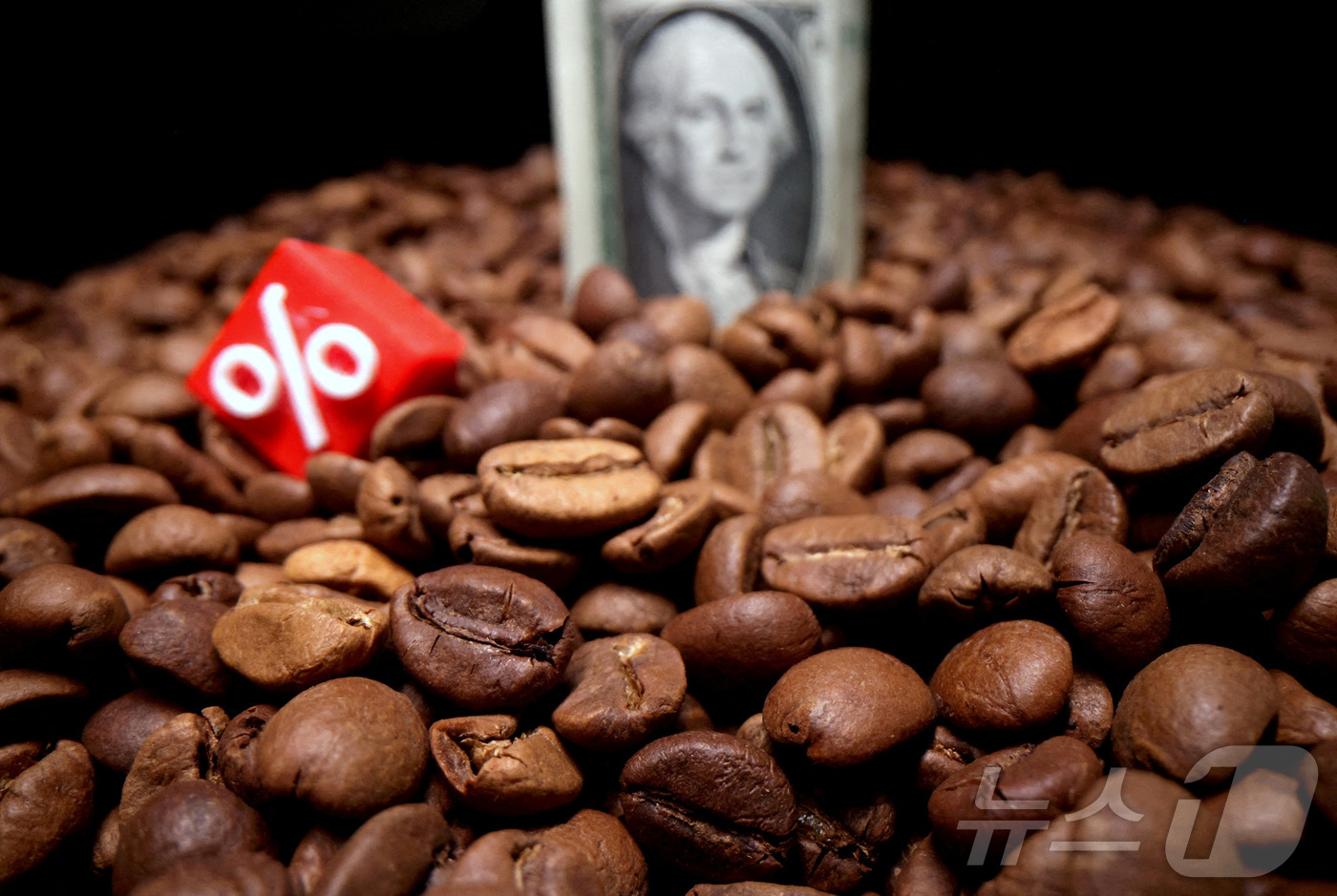 (사라예보 로이터=뉴스1) 박우영 기자 = [포토] 커피 원두와 미국 달러. 2025. 5. 21ⓒ 로이터=뉴스1