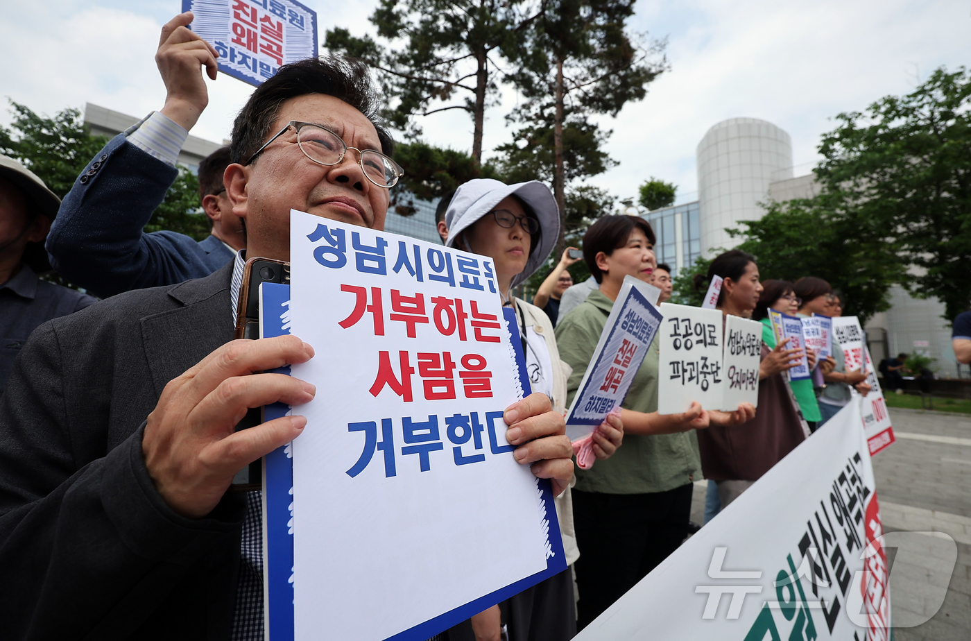 (성남=뉴스1) 김진환 기자 = 성남시의료원 위탁운영 반대·운영정상화 시민공동대책위원회 등 시민단체 회원들이 21일 경기 성남시 성남시의료원 정문 앞에서 이준석 개혁신당 대통령 후 …