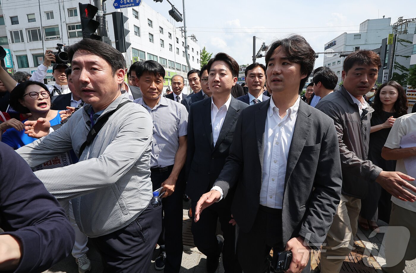 본문 이미지 - 이준석 개혁신당 대통령 후보가 21일 오후 경기 성남의료원에서 시민단체 회원들의 항의를 받으며 들어서고 있다. 2025.5.21/뉴스1 ⓒ News1 김진환 기자
