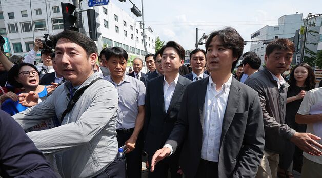 이준석 후보, 시민단체 항의 받으며 성남의료원 방문