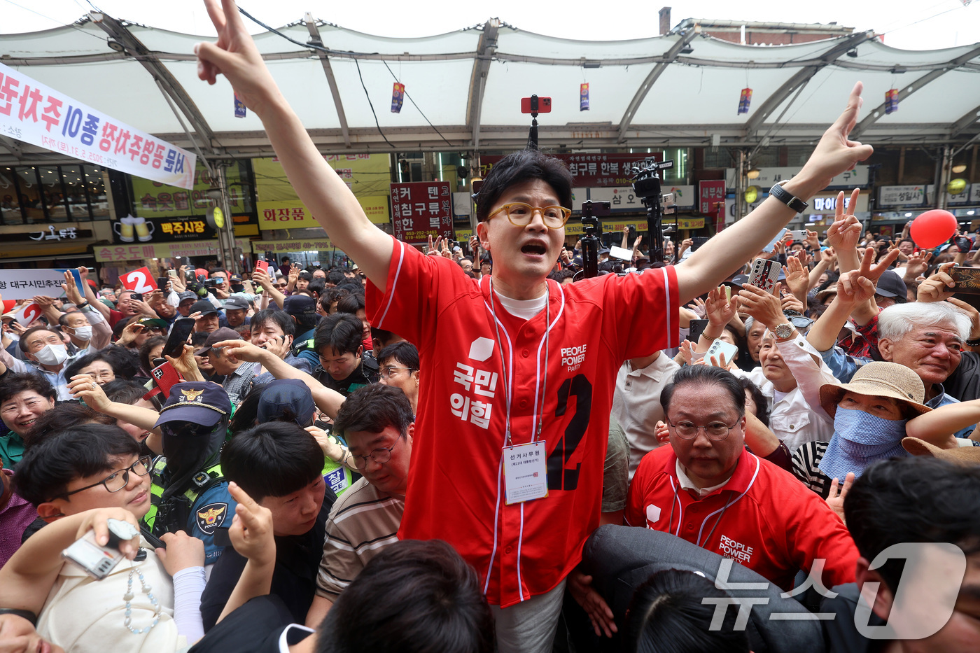 (대구=뉴스1) 공정식 기자 = 한동훈 국민의힘 전 대표가 21일 오후 대구 중구 서문시장을 찾아 김문수 국민의힘 대통령 후보 지원 유세를 하고 있다. 2025.5.21/뉴스1