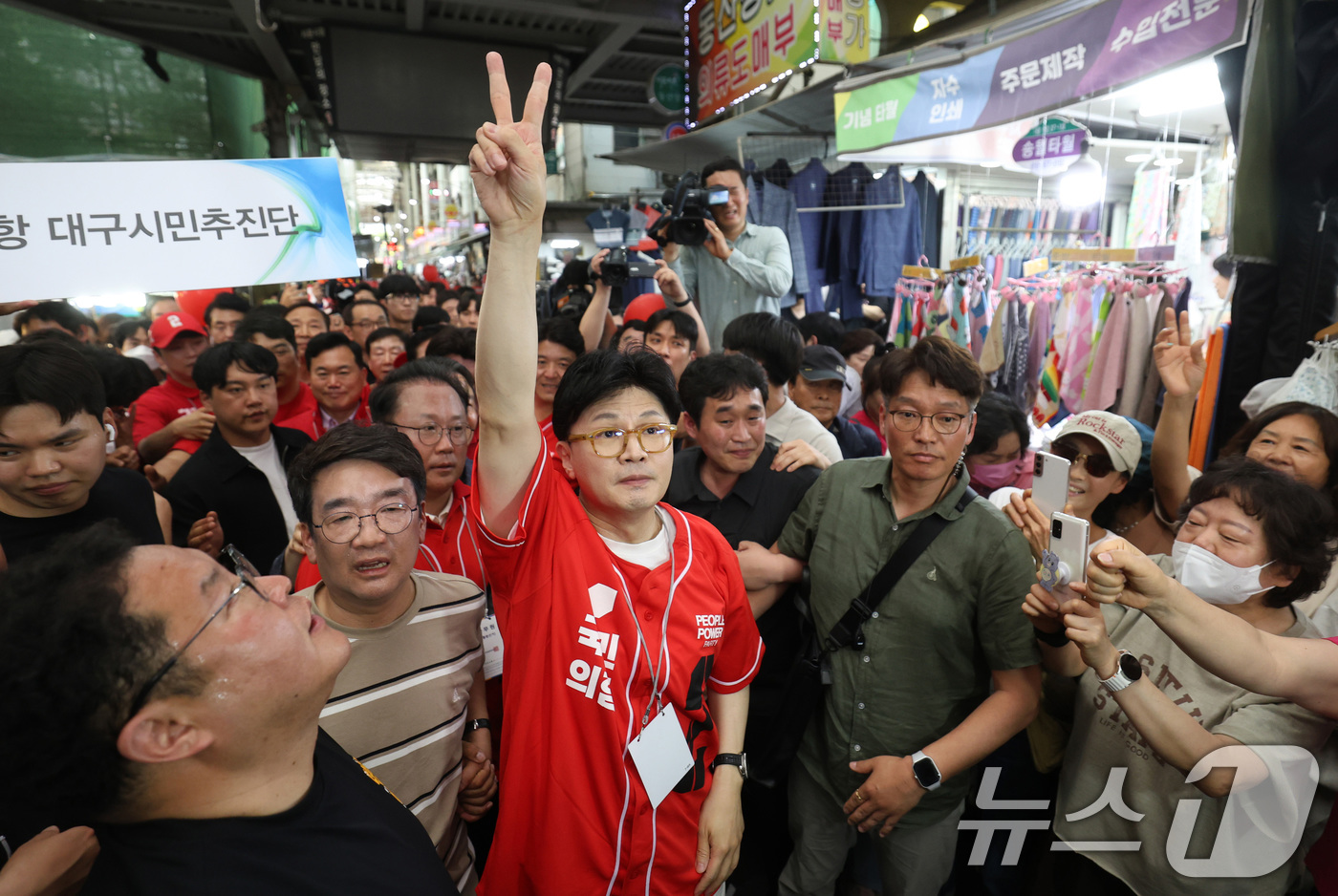 (대구=뉴스1) 공정식 기자 = 한동훈 국민의힘 전 대표가 21일 오후 대구 중구 서문시장을 찾아 김문수 국민의힘 대통령 후보 지원 유세를 하고 있다. 2025.5.21/뉴스1