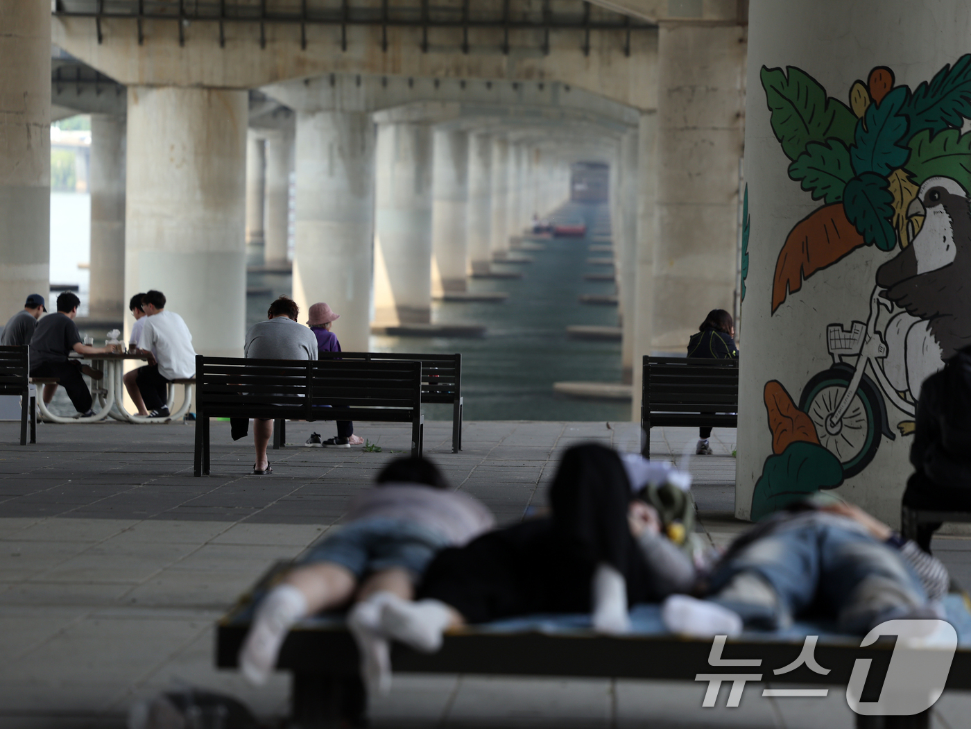 (서울=뉴스1) 황기선 기자 = 여름 문턱에 들어선다는 절기상 '소만(小滿)'인 21일 오후 서울 영등포구 여의도 한강공원에서 시민들이 그늘 아래서 더위를 식히고 있다. 기상청에 …