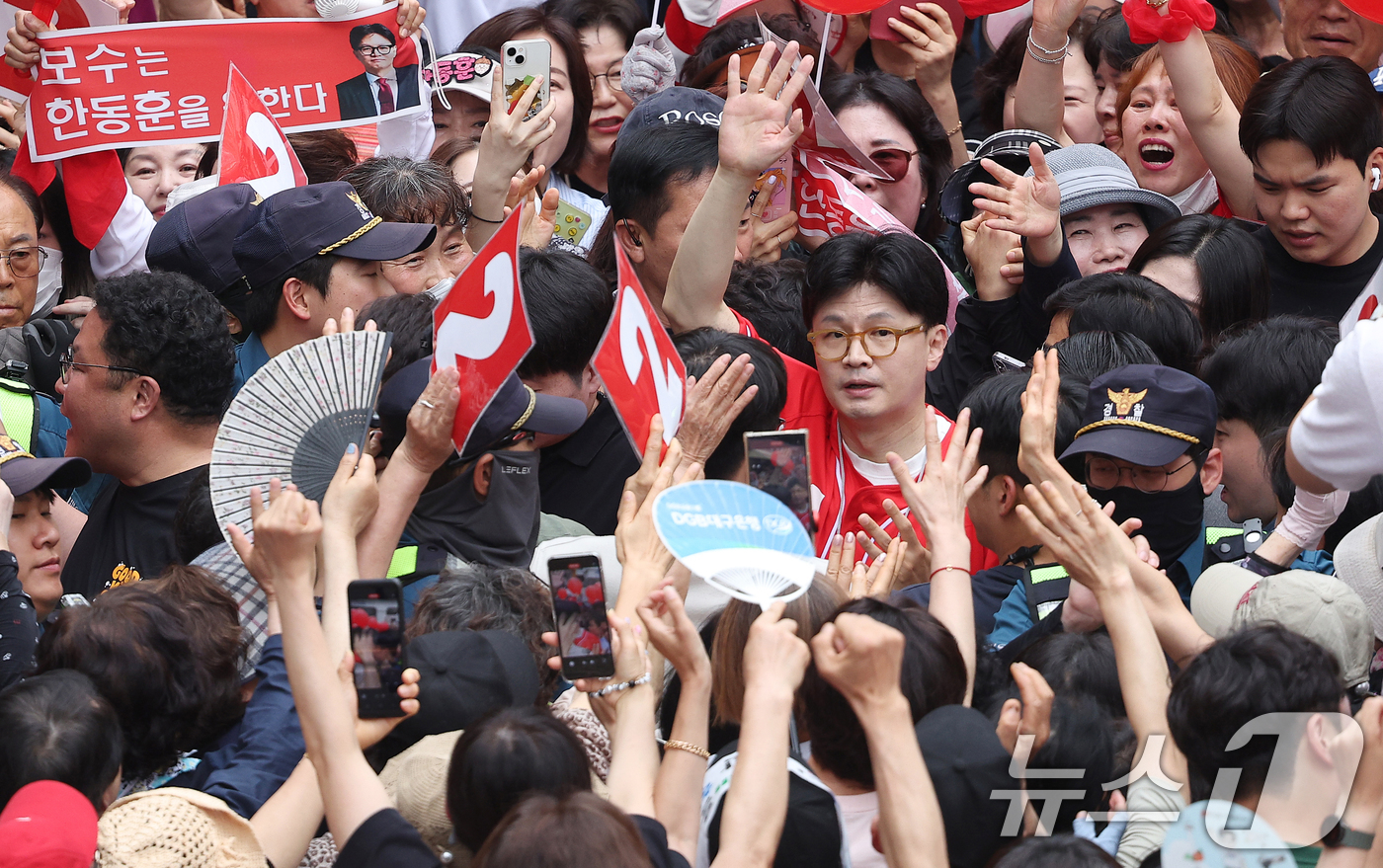 (대구=뉴스1) 공정식 기자 = 한동훈 국민의힘 전 대표가 21일 오후 대구 중구 서문시장을 찾아 김문수 국민의힘 대통령 후보 지원 유세를 하고 있다. 2025.5.21/뉴스1