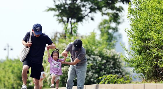 때이른 5월 무더위…'물길 걸으며 더위 식혀요'