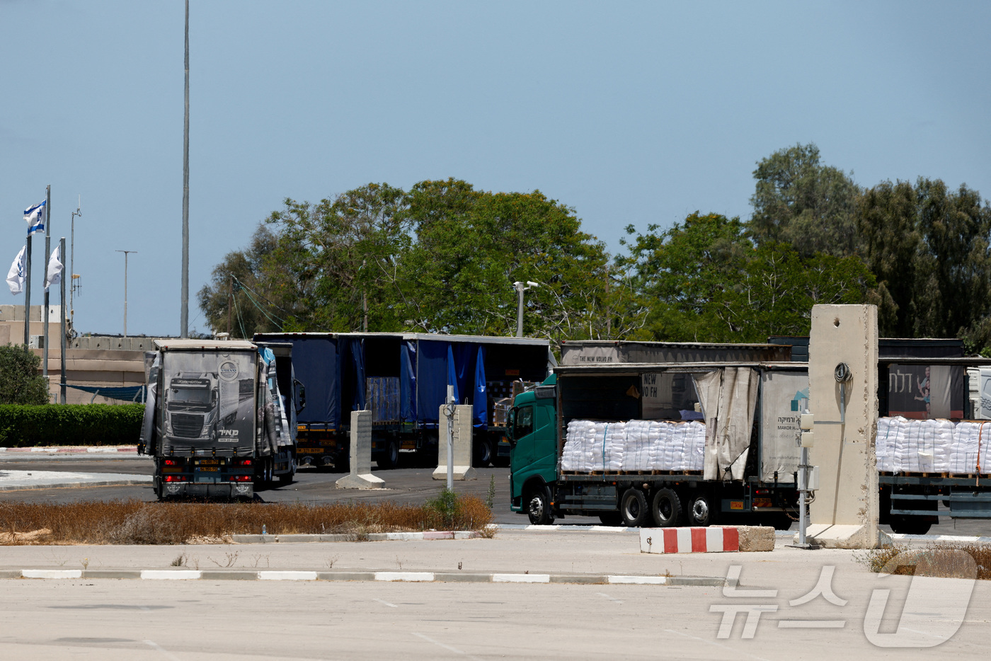 (가자 로이터=뉴스1) 박우영 기자 = 구호 물자를 실은 트럭들이 가자지구로 진입하는 모습. 2025. 5. 21ⓒ 로이터=뉴스1