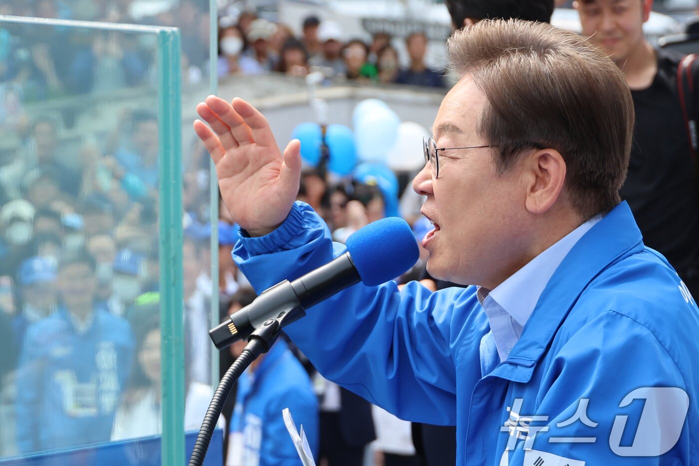 본문 이미지 - 이재명 더불어민주당 대통령 후보가 사흘째 수도권 표심잡기에 나선 21일 오후 인천 부평역 광장을 찾아 지지를 호소하고 있다. &#40;공동취재&#41; 2025.5.21/뉴스1 ⓒ News1 안은나 기자