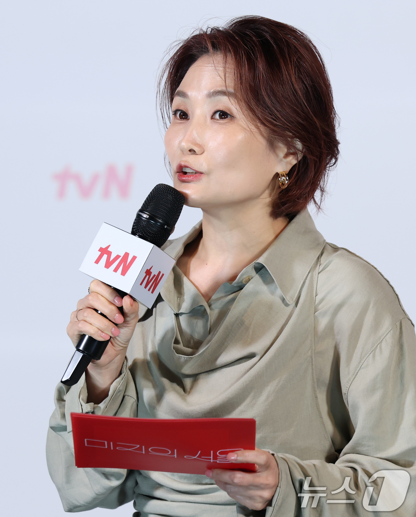 (서울=뉴스1) 권현진 기자 = 방송인 박경림이 21일 오후 서울 영등포구 CGV 영등포점에서 열린 tvN 토일드라마 '미지의 서울' 제작발표회에 참석해 진행을 하고 있다.‘미지의 …