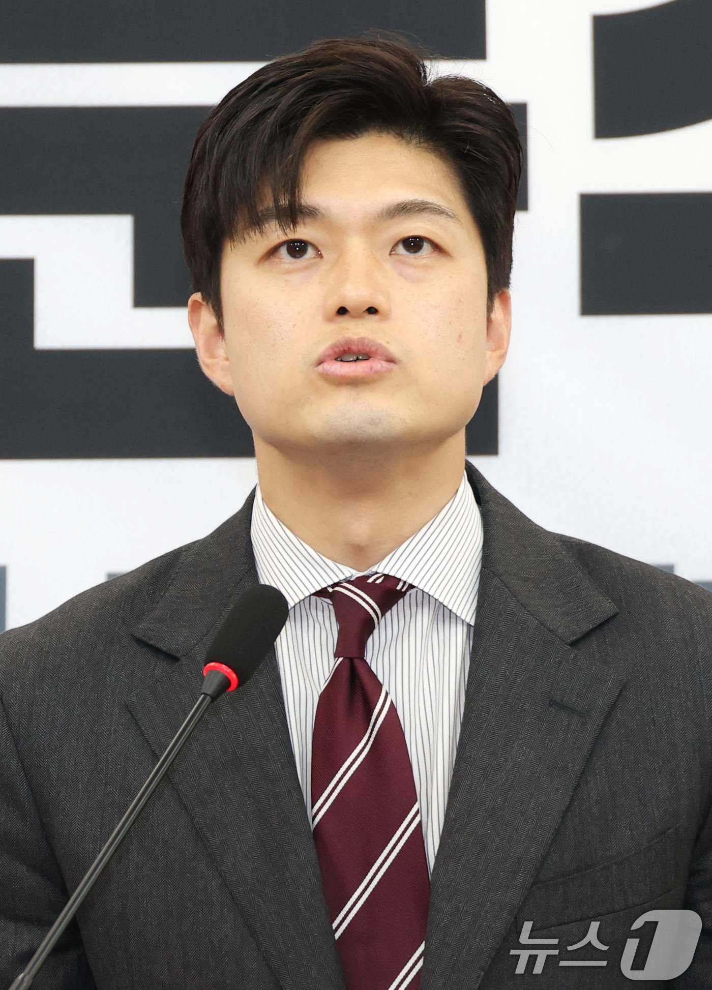 (서울=뉴스1) 이광호 기자 = 김용태 국민의힘 비상대책위원장이 21일 오후 서울 여의도 국회에서 기자회견을 하고 있다. 2025.5.21/뉴스1