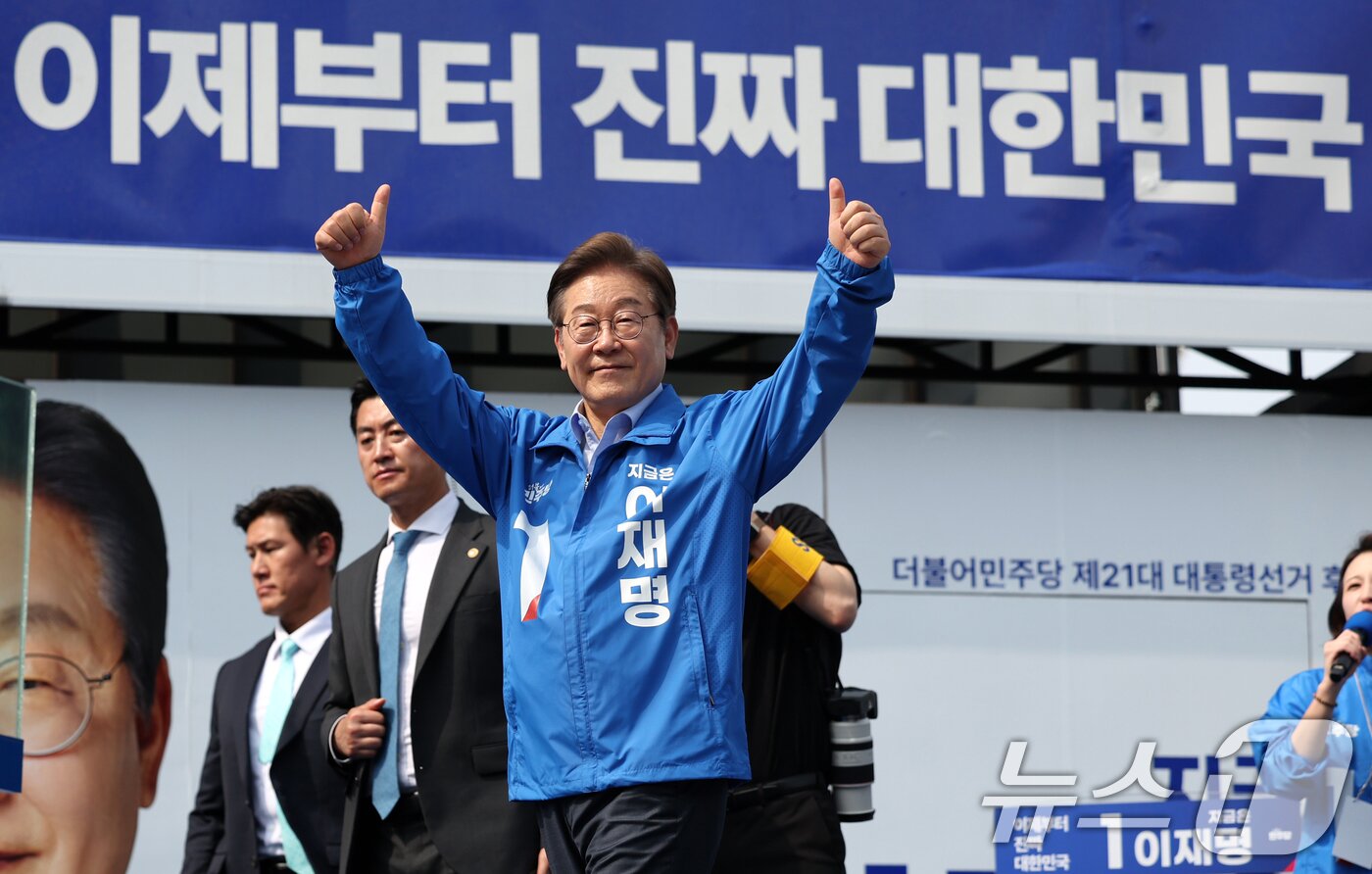 본문 이미지 - 이재명 더불어민주당 대통령 후보가 사흘째 수도권 표심잡기에 나선 21일 오후 인천 부평역 광장을 찾아 연설을 마친 뒤 인사하고 있다. &#40;공동취재&#41; 2025.5.21/뉴스1 ⓒ News1 안은나 기자