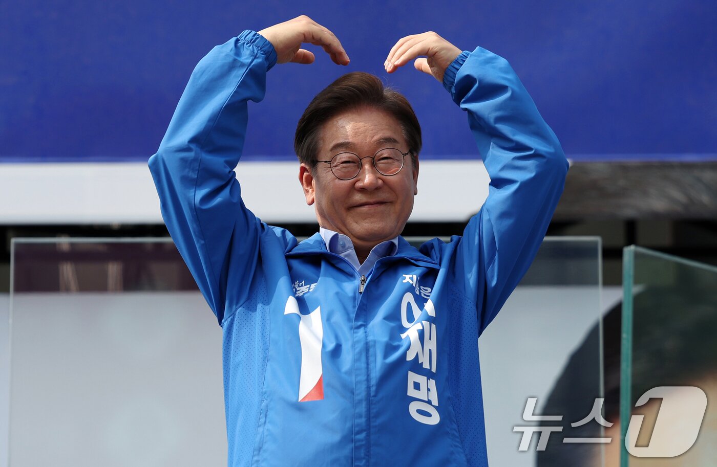 본문 이미지 - 이재명 더불어민주당 대통령 후보가 사흘째 수도권 표심잡기에 나선 21일 오후 인천 부평역 광장을 찾아 연설을 마친 뒤 시민들에게 하트를 그려보이고 있다. &#40;공동취재&#41; 2025.5.21/뉴스1 ⓒ News1 안은나 기자