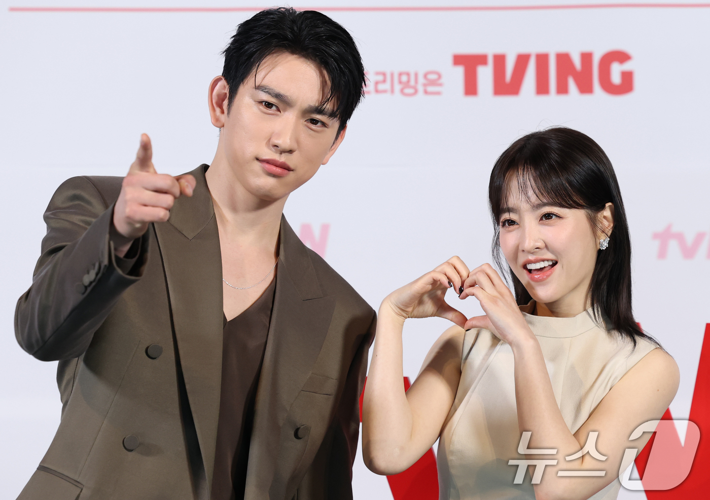 (서울=뉴스1) 권현진 기자 = 배우 박진영과 박보영(오른쪽)이 21일 오후 서울 영등포구 CGV 영등포점에서 열린 tvN 토일드라마 '미지의 서울' 제작발표회에 참석해 포즈를 취 …