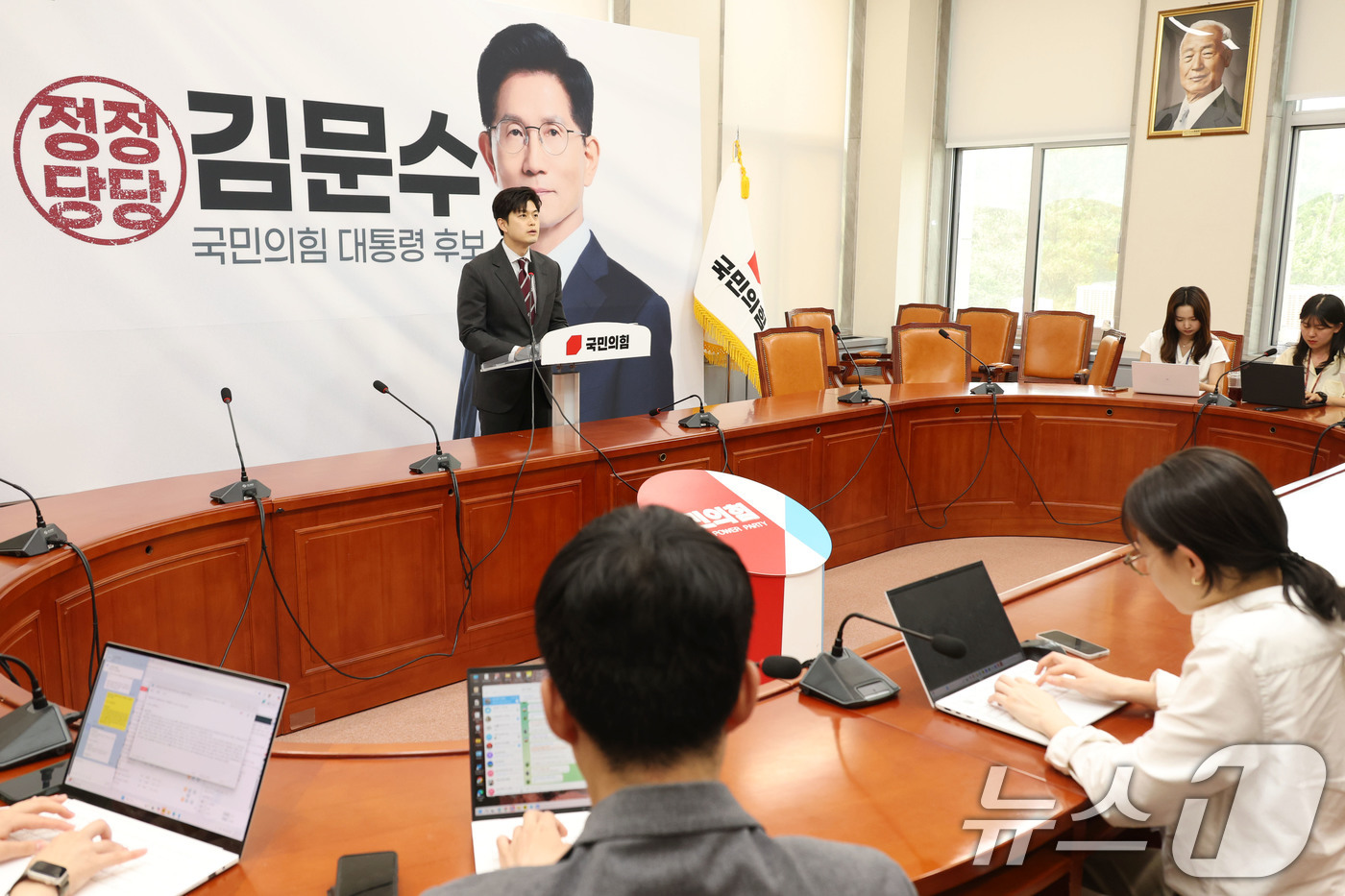 (서울=뉴스1) 이광호 기자 = 김용태 국민의힘 비상대책위원장이 21일 오후 서울 여의도 국회에서 기자회견을 하고 있다. 2025.5.21/뉴스1