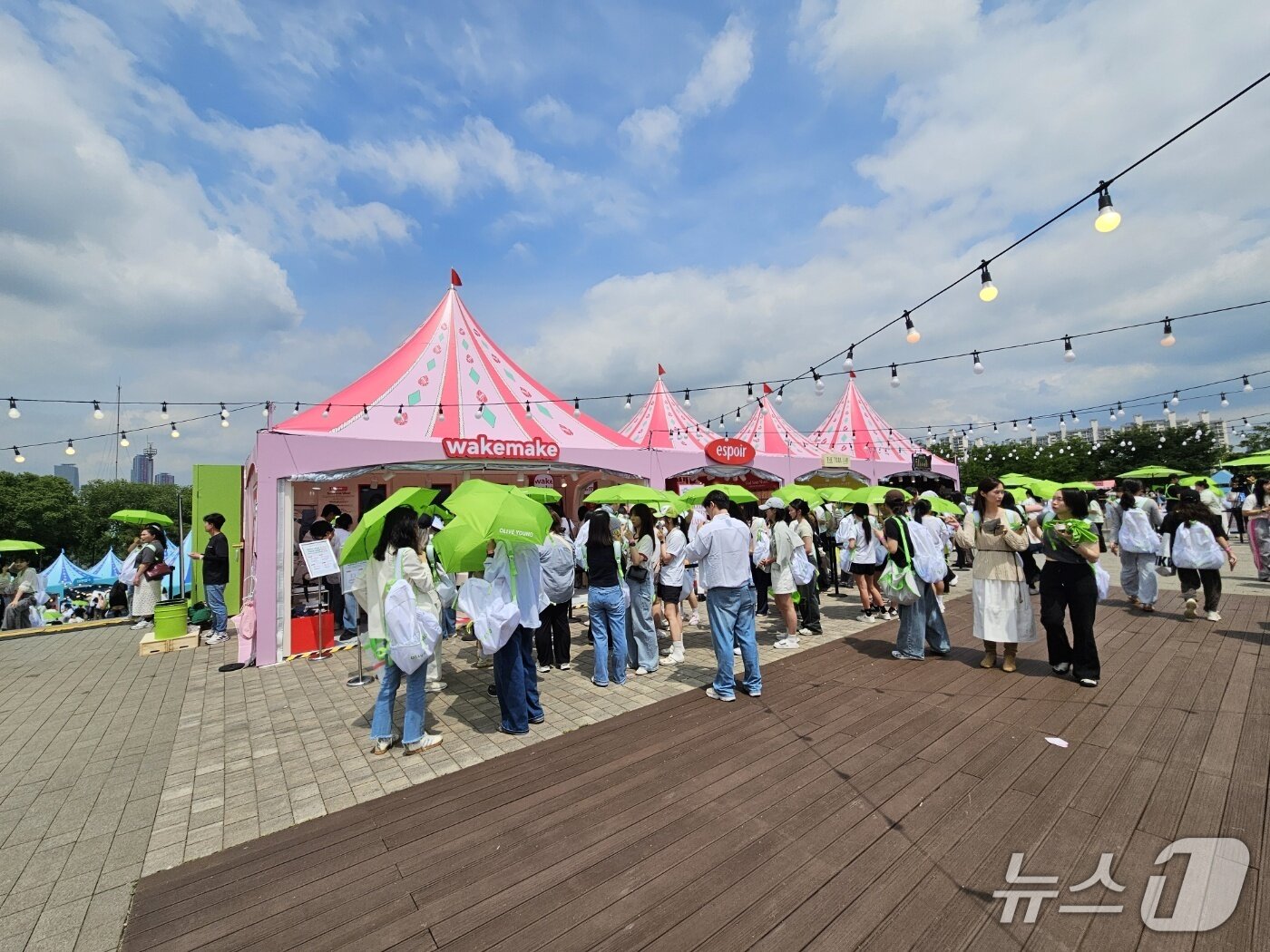 본문 이미지 - 21일 서울 노들섬에서 &#39;2025 올리브영 페스타&#39;가 열렸다.ⓒ 뉴스1/김진희 기자.