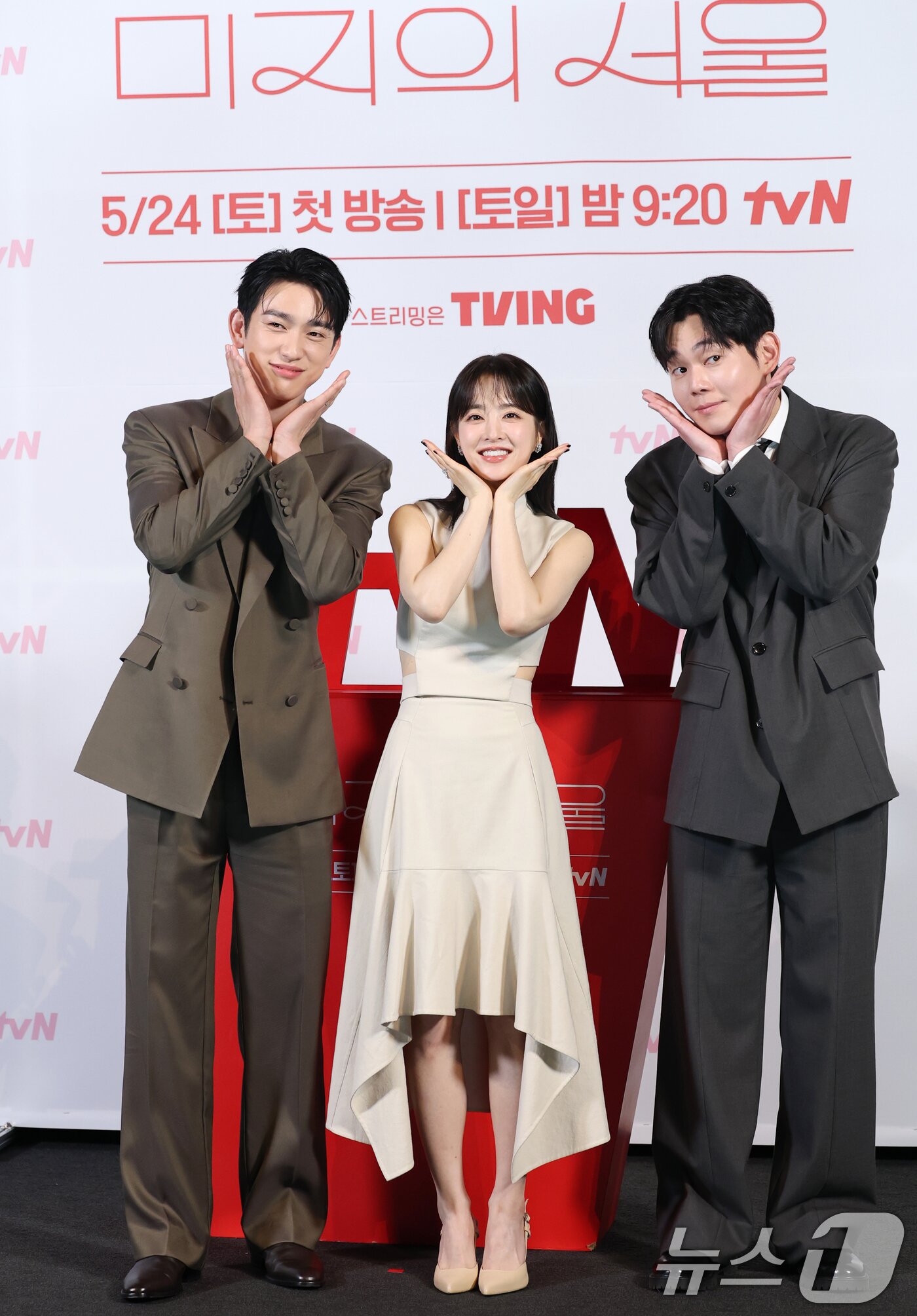 본문 이미지 - 배우 박진영&#40;왼쪽부터&#41;과 박보영, 류경수가 21일 오후 서울 영등포구 CGV 영등포점에서 열린 tvN 토일드라마 &#39;미지의 서울&#39; 제작발표회에 참석해 포즈를 취하고 있다. ‘미지의 서울’은 얼굴 빼고 모든 게 다른 쌍둥이 자매가 인생을 맞바꾸는 거짓말로 진짜 사랑과 인생을 찾아가는 로맨틱 성장 드라마다. 2025.5.21/뉴스1 ⓒ News1 권현진 기자