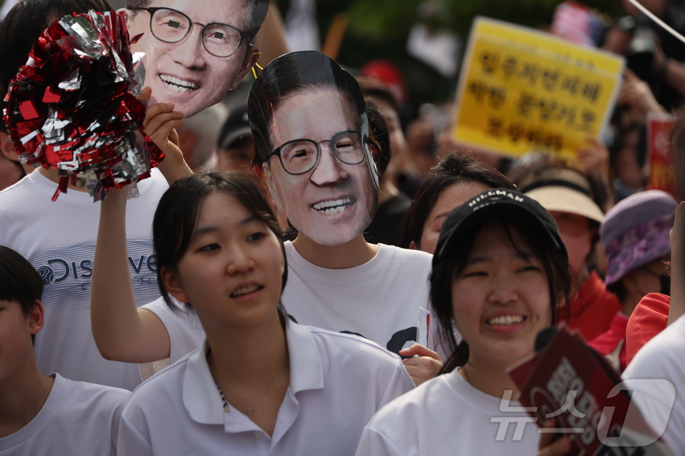 (파주=뉴스1) 김민지 기자 = 김문수 국민의힘 대통령 후보가 21일 경기 파주시 새암공원에서 유세를 하고 있는 가운데 시민들이 이를 보고 있다. (공동취재) 2025.5.21/뉴 …