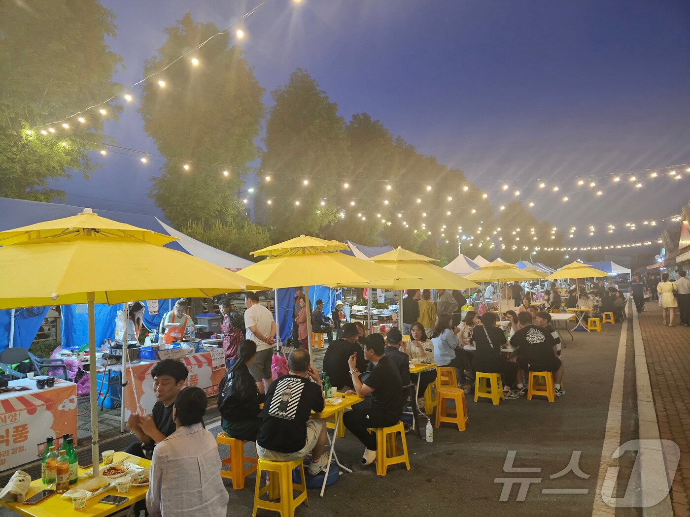 본문 이미지 - 곡성기차마을 전통시장 칙칙폭폭 야시장 전경.(곡성군 제공. 재판매 및 DB 금지)