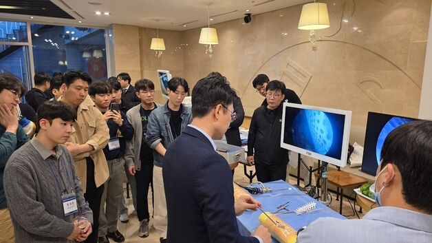 국내 첫 수의척추내시경 세미나…내시경 수술 임상 적용 확대 박차