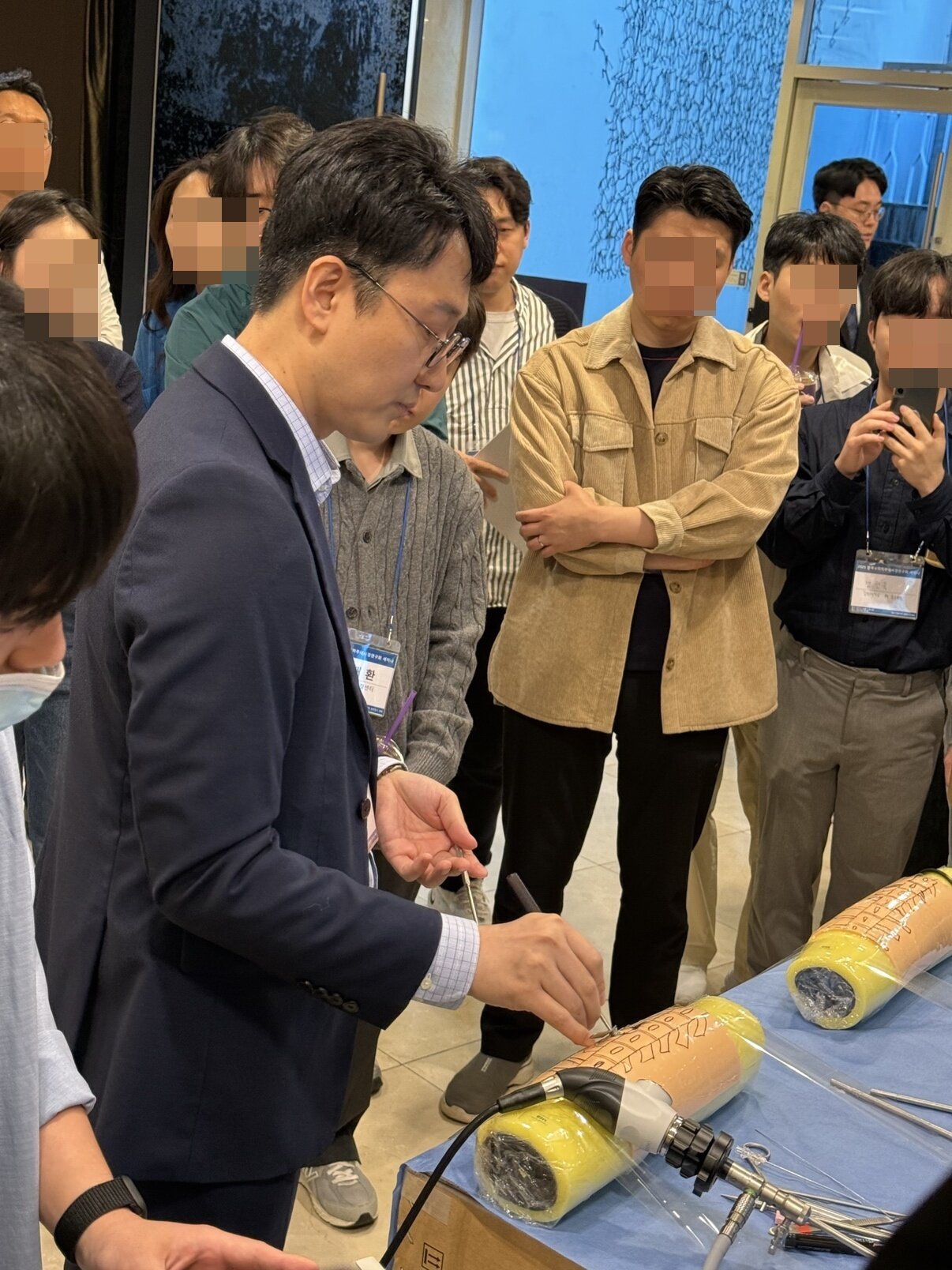 본문 이미지 - 김용선 본동물의료센터 원장이 드라이 랩 모형골을 이용한 실습을 선보이고 있다(본동물의료센터 제공). ⓒ 뉴스1