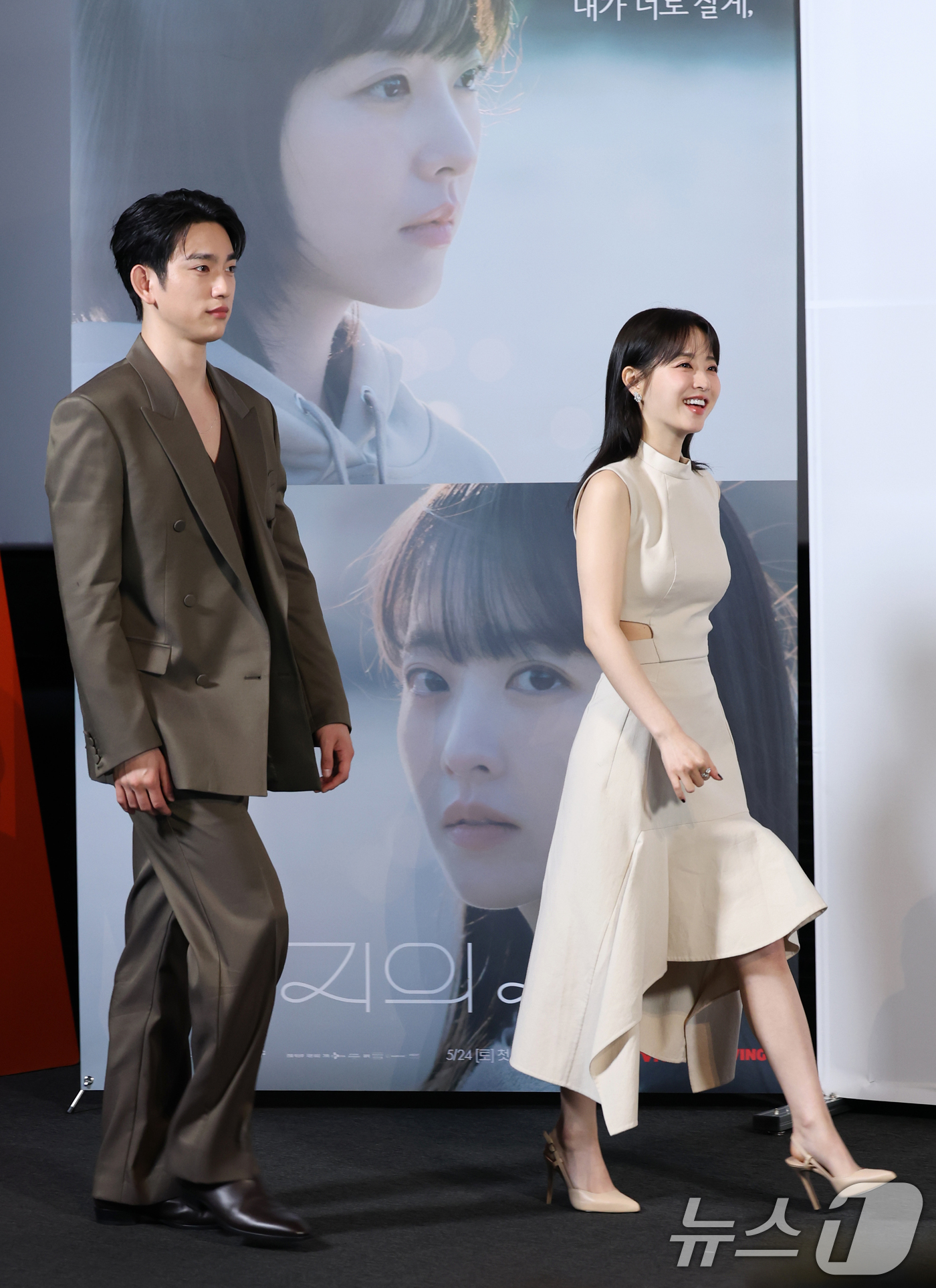 (서울=뉴스1) 권현진 기자 = 배우 박진영과 박보영(오른쪽)이 21일 오후 서울 영등포구 CGV 영등포점에서 열린 tvN 토일드라마 '미지의 서울' 제작발표회에 참석하고 있다.‘ …