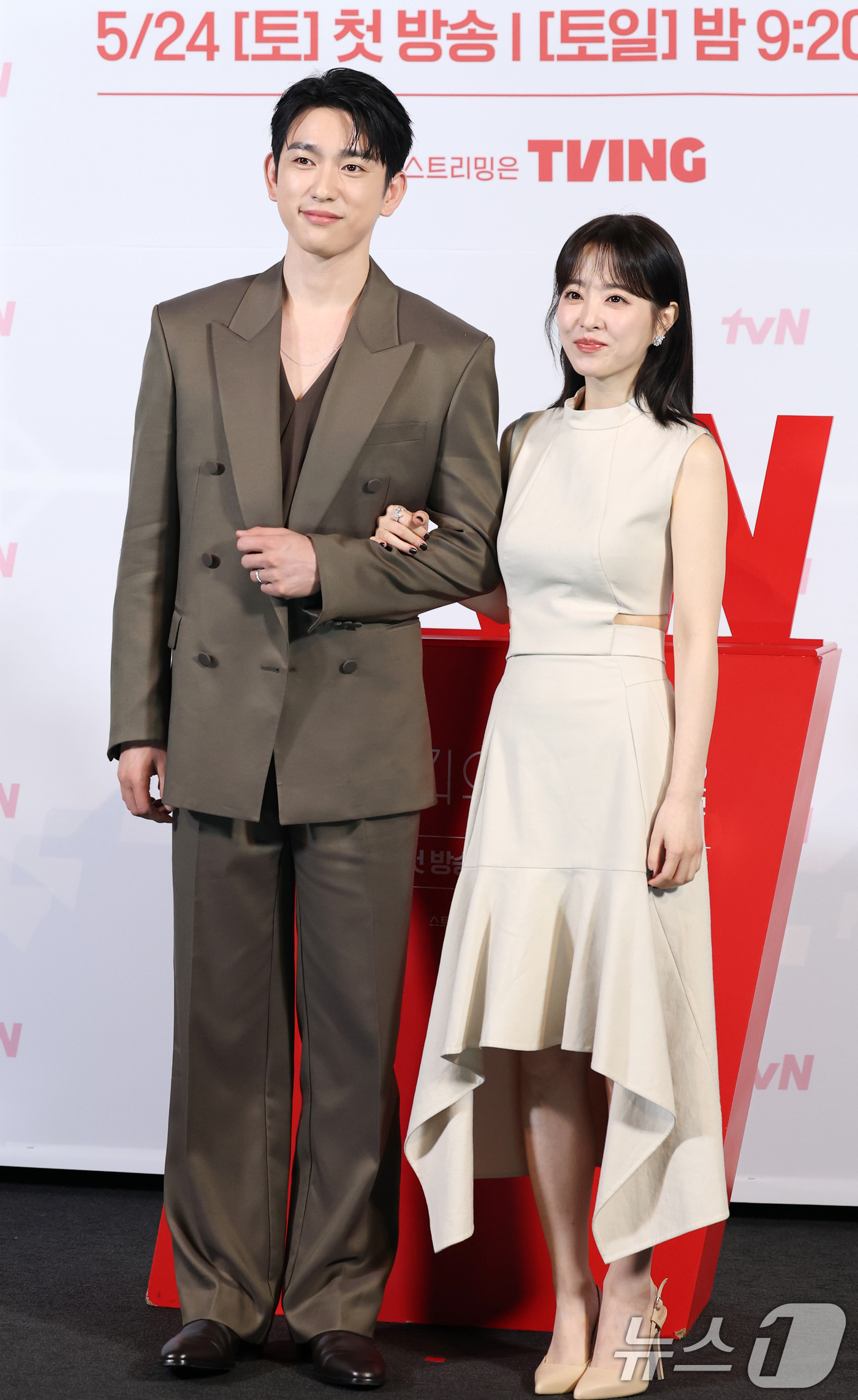 (서울=뉴스1) 권현진 기자 = 배우 박진영과 박보영(오른쪽)이 21일 오후 서울 영등포구 CGV 영등포점에서 열린 tvN 토일드라마 '미지의 서울' 제작발표회에 참석해 포즈를 취 …