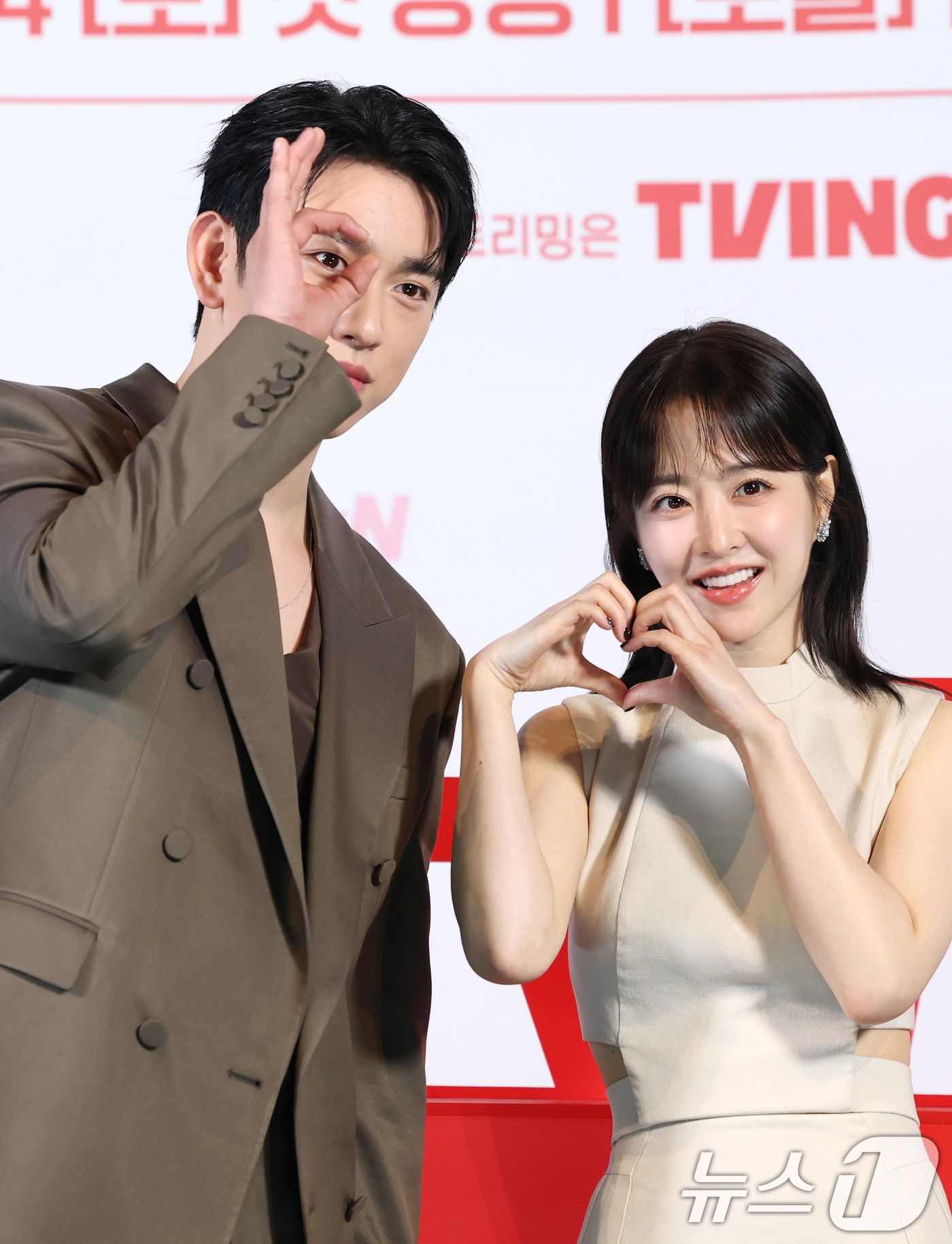 (서울=뉴스1) 권현진 기자 = 배우 박진영과 박보영(오른쪽)이 21일 오후 서울 영등포구 CGV 영등포점에서 열린 tvN 토일드라마 '미지의 서울' 제작발표회에 참석해 포즈를 취 …