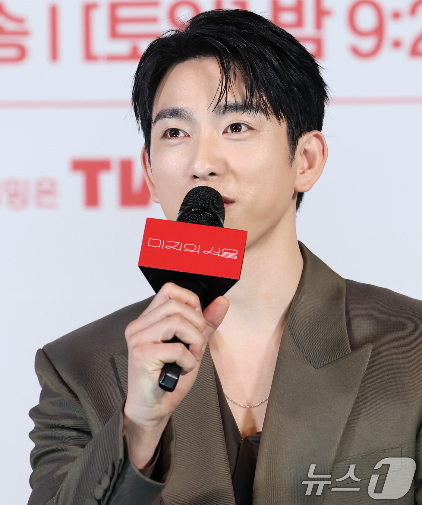 (서울=뉴스1) 권현진 기자 = 배우 박진영이 21일 오후 서울 영등포구 CGV 영등포점에서 열린 tvN 토일드라마 '미지의 서울' 제작발표회에 참석해 인사말을 하고 있다.‘미지의 …