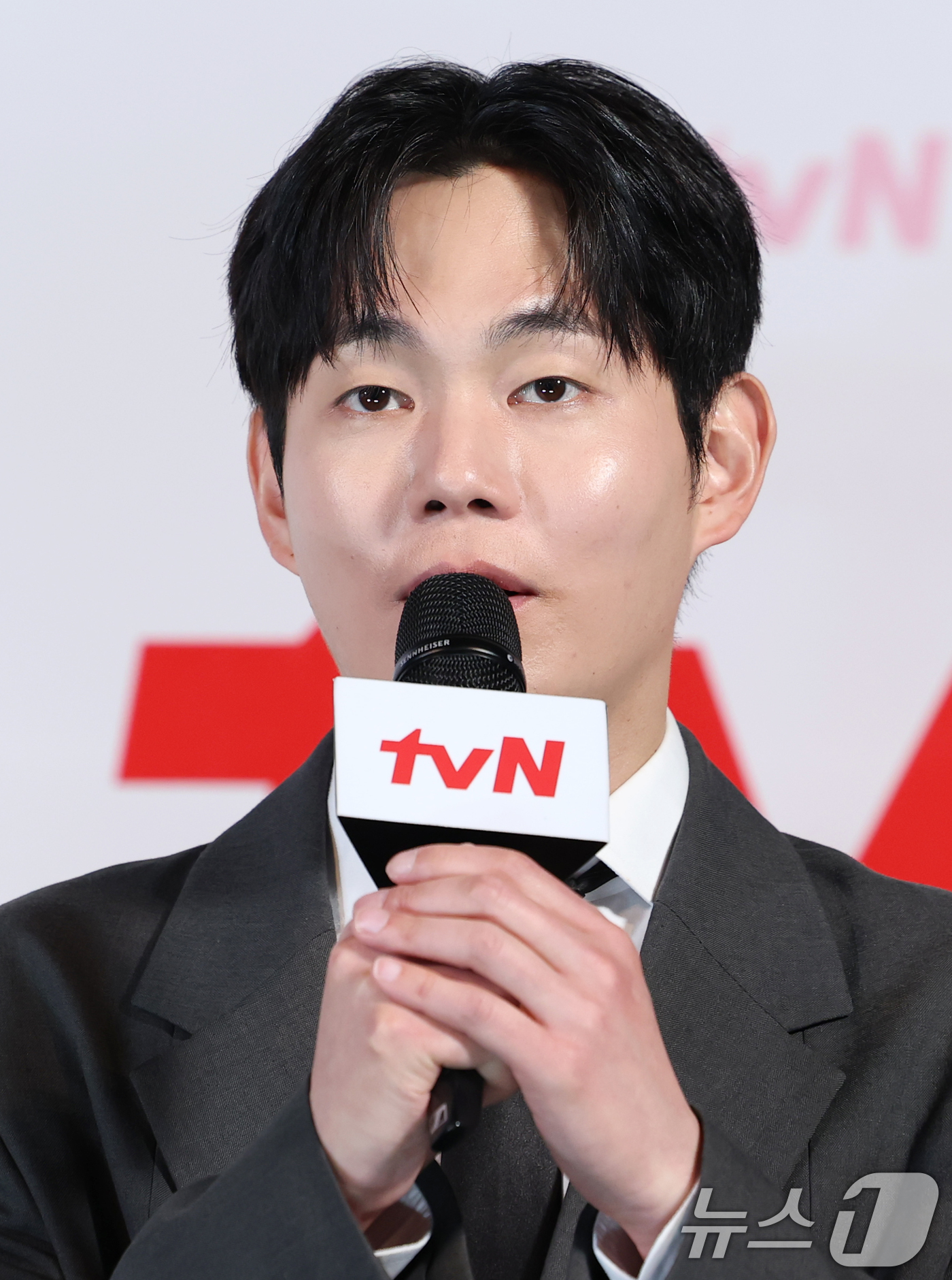 (서울=뉴스1) 권현진 기자 = 배우 류경수가 21일 오후 서울 영등포구 CGV 영등포점에서 열린 tvN 토일드라마 '미지의 서울' 제작발표회에 참석해 인사말을 하고 있다.‘미지의 …