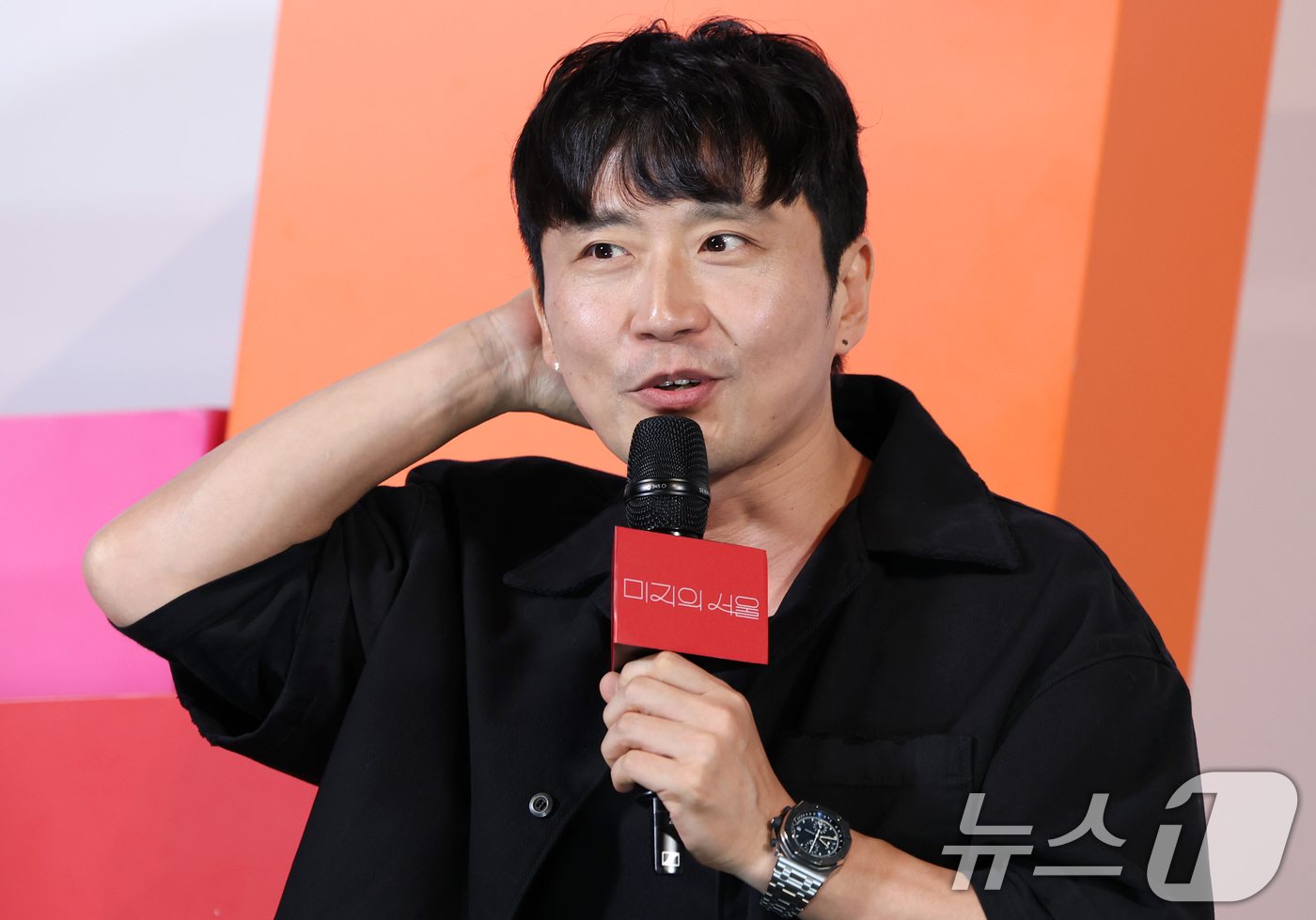 (서울=뉴스1) 권현진 기자 = 배우 박신우 감독이 21일 오후 서울 영등포구 CGV 영등포점에서 열린 tvN 토일드라마 '미지의 서울' 제작발표회에 참석해 인사말을 하고 있다.‘ …